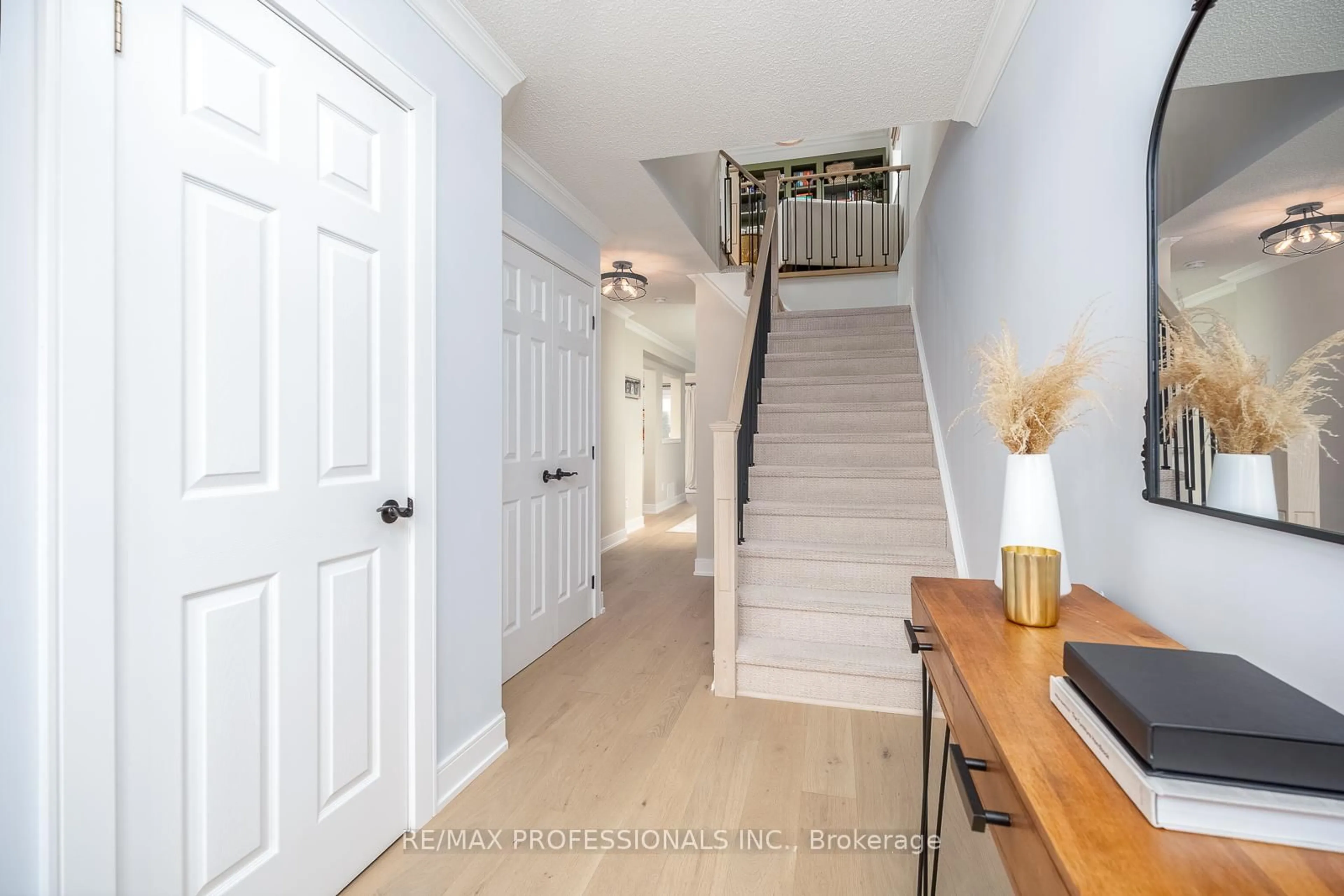 Indoor entryway for 1745 Creek Way #14, Burlington Ontario L7L 7E1
