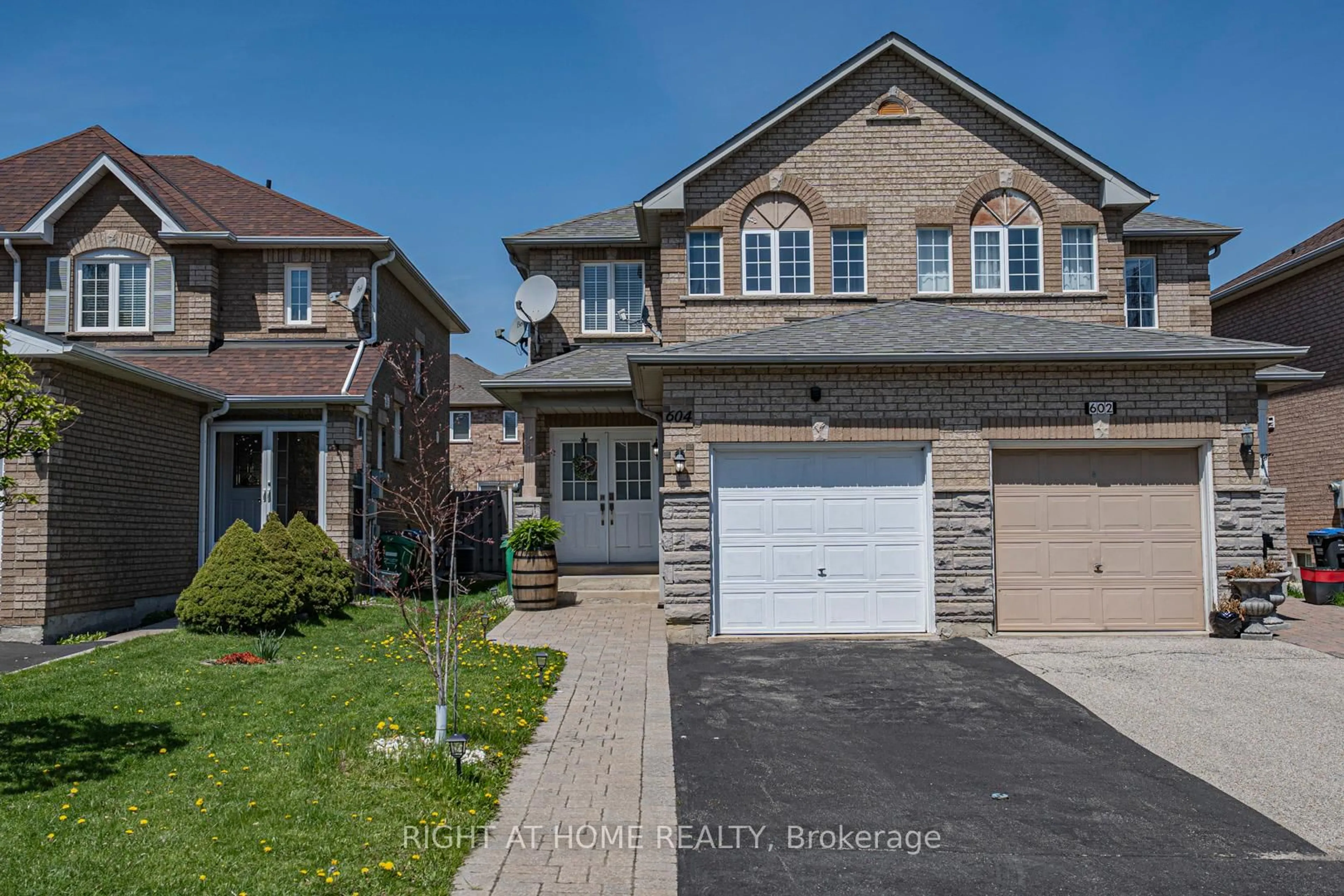 Home with brick exterior material, street for 604 Summer Park Cres, Mississauga Ontario L5B 4E9