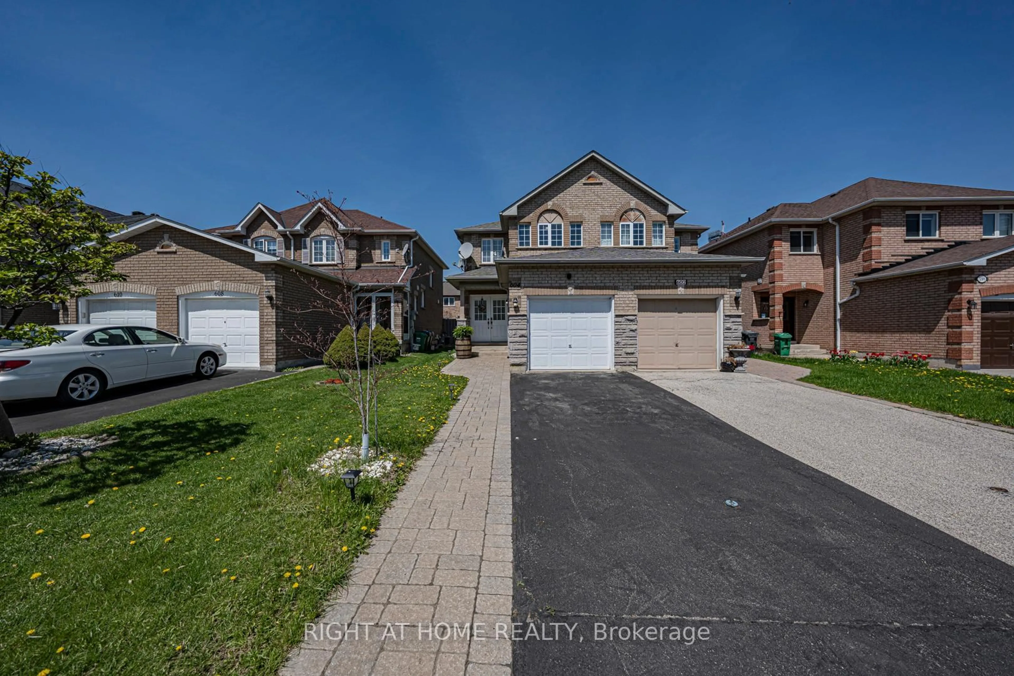 A pic from outside/outdoor area/front of a property/back of a property/a pic from drone, street for 604 Summer Park Cres, Mississauga Ontario L5B 4E9