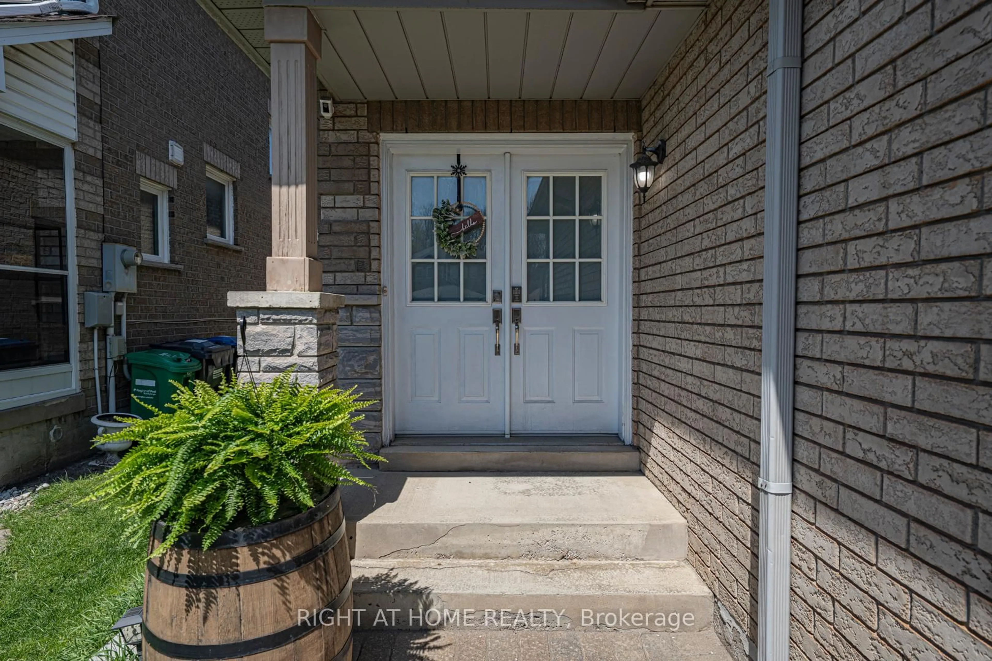 Indoor entryway for 604 Summer Park Cres, Mississauga Ontario L5B 4E9