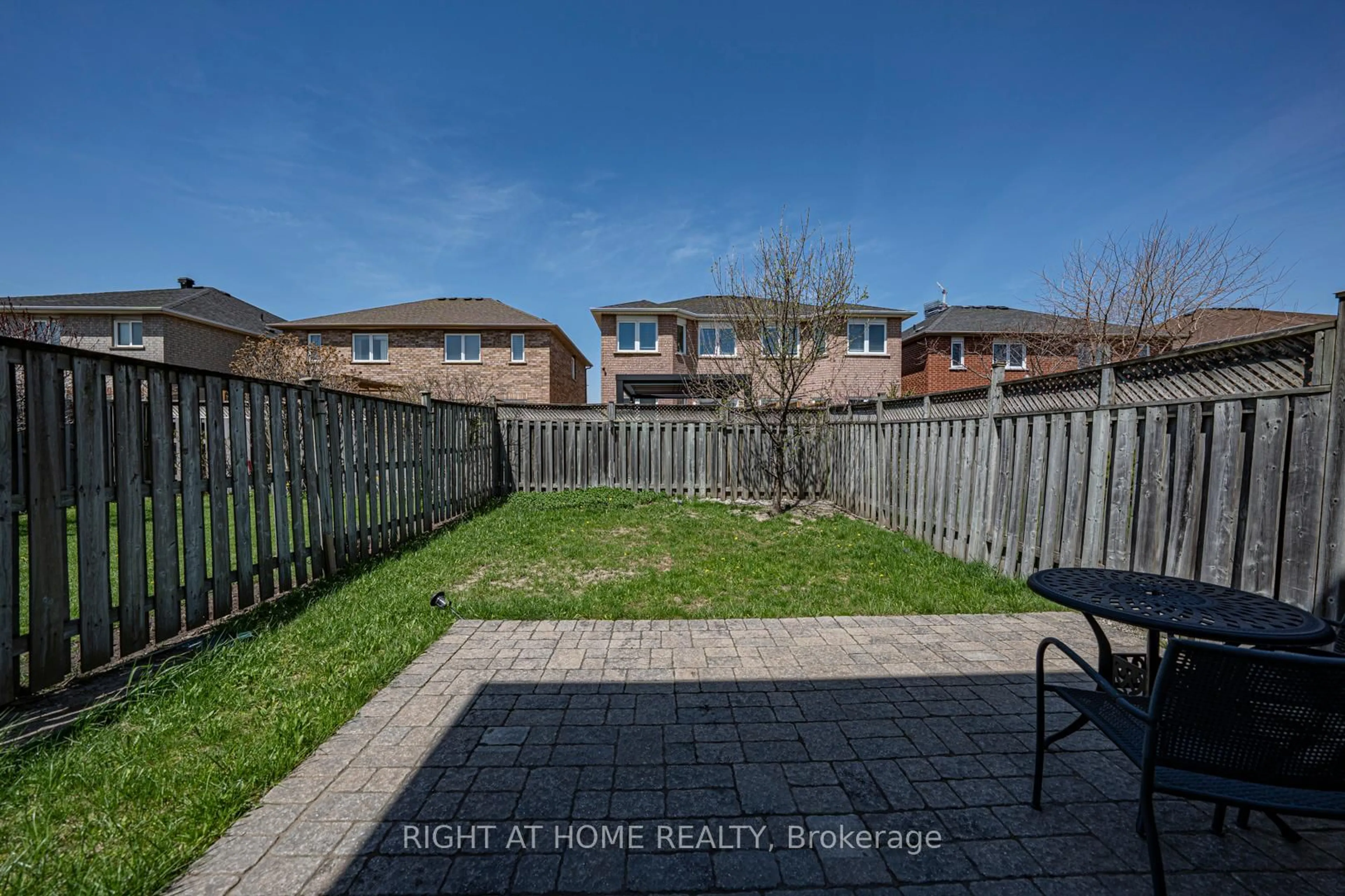 Patio, street for 604 Summer Park Cres, Mississauga Ontario L5B 4E9