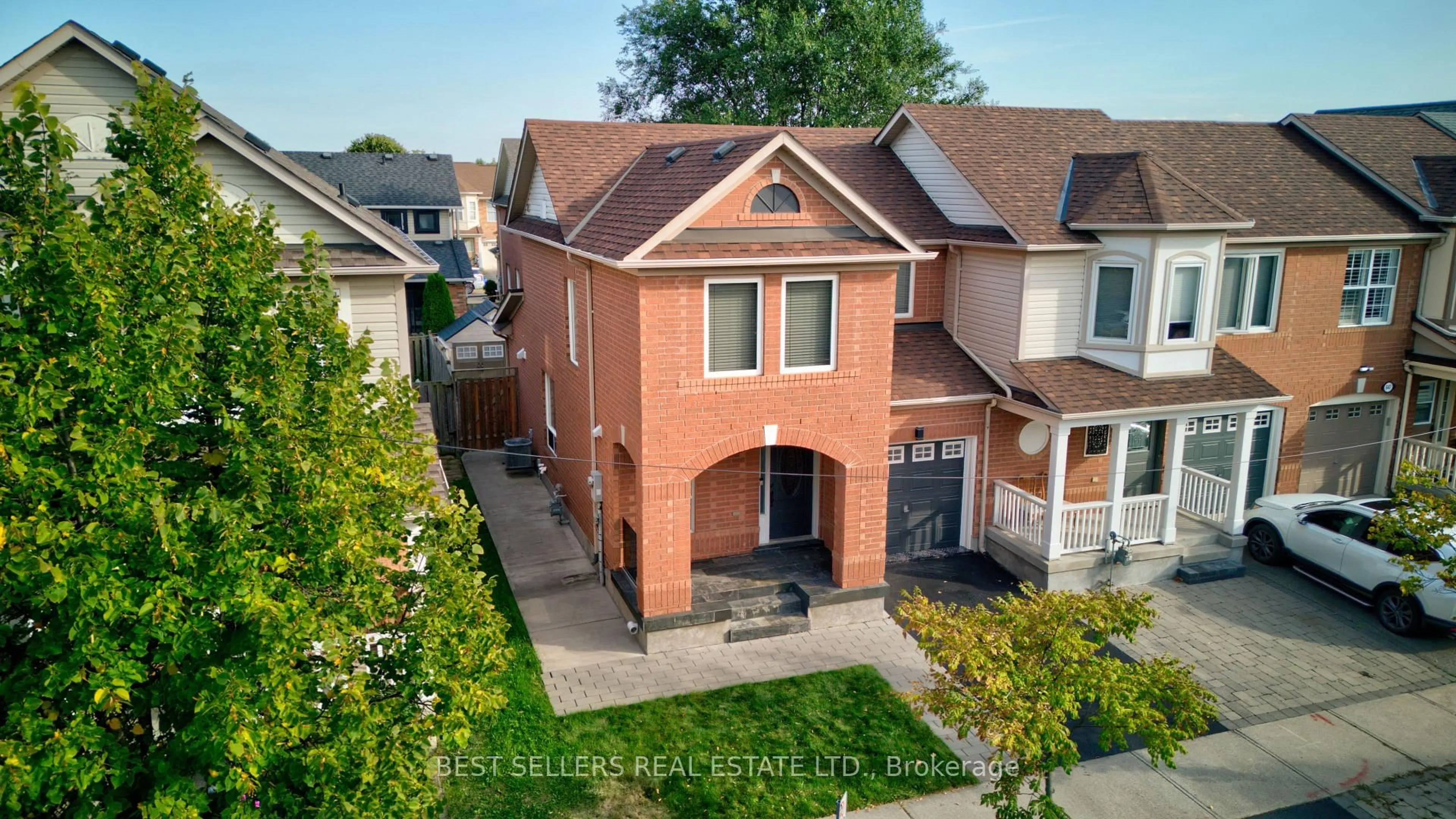 A pic from outside/outdoor area/front of a property/back of a property/a pic from drone, street for 643 Porter Way, Milton Ontario L9T 5W2