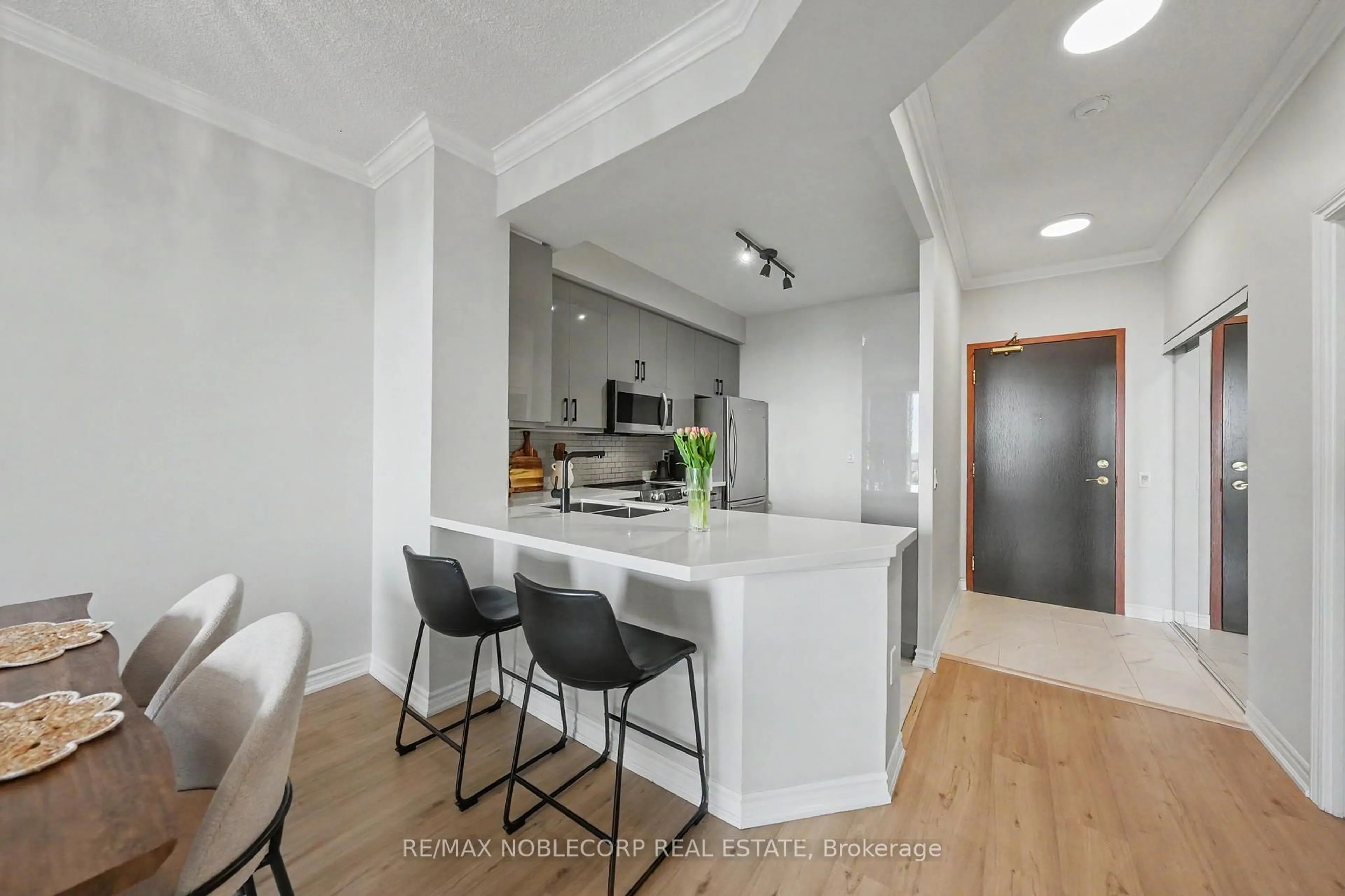 Open concept kitchen, unknown for 1 Belvedere Crt #709, Brampton Ontario L6V 4M6