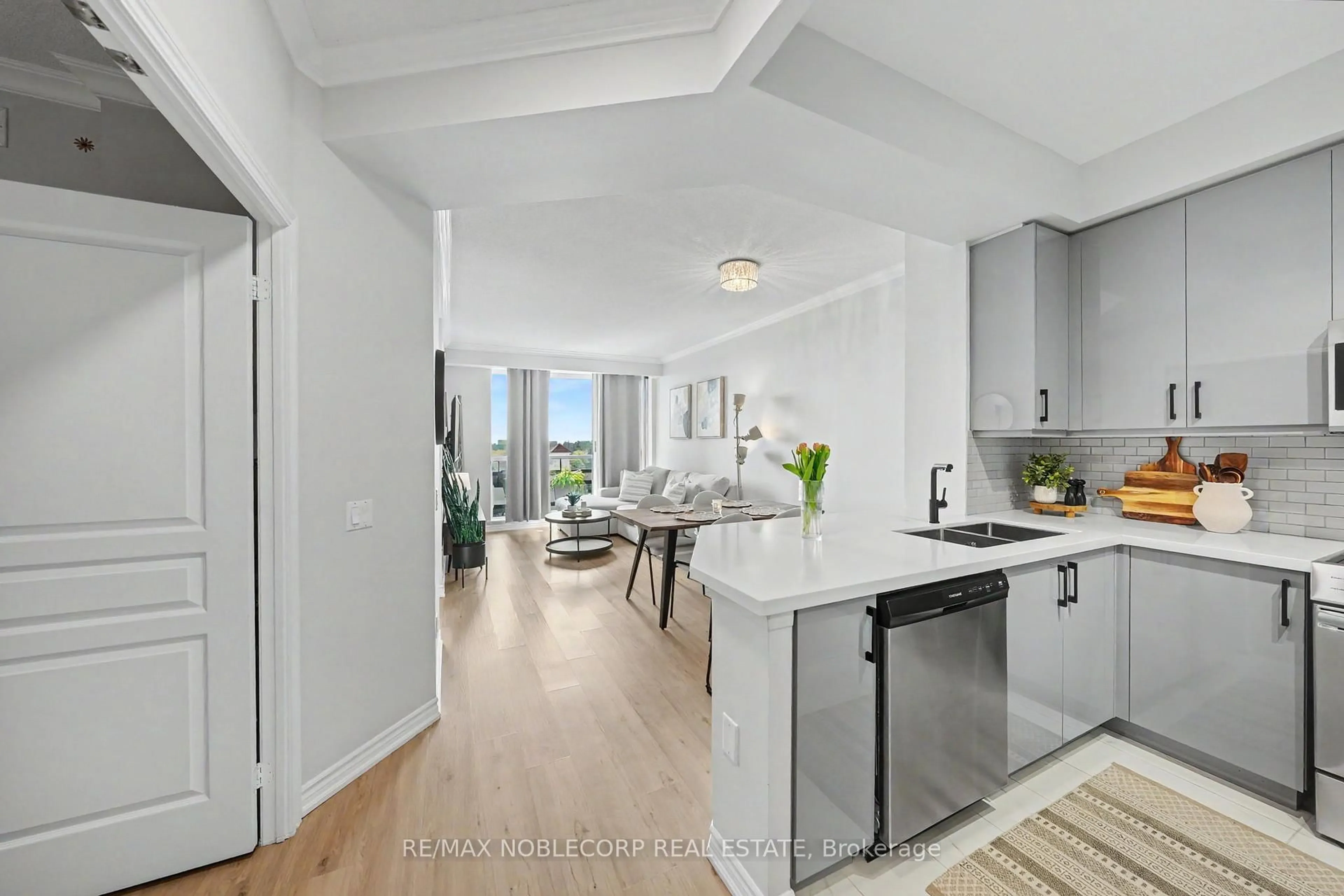 Open concept kitchen, unknown for 1 Belvedere Crt #709, Brampton Ontario L6V 4M6