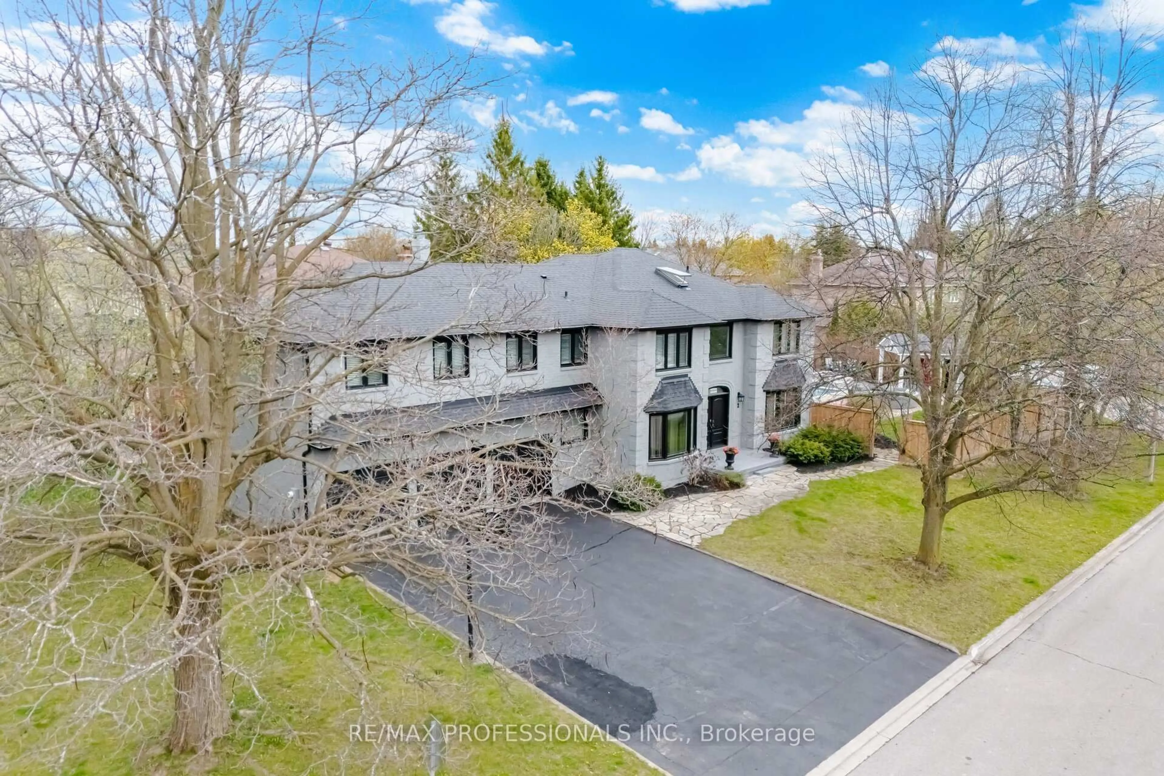 A pic from outside/outdoor area/front of a property/back of a property/a pic from drone, street for 2 Enchanted Crt, Brampton Ontario L6Z 3M9