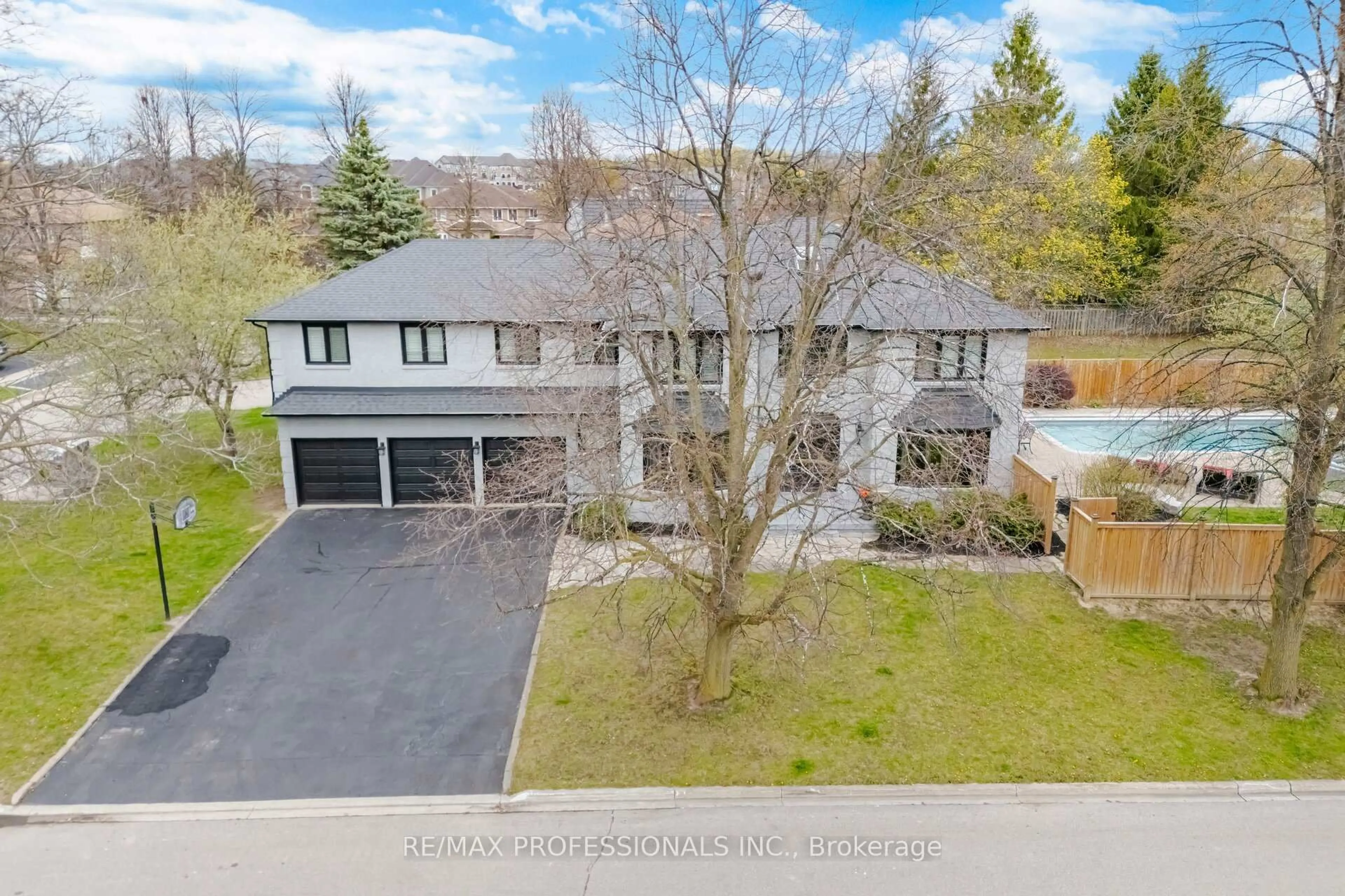 A pic from outside/outdoor area/front of a property/back of a property/a pic from drone, street for 2 Enchanted Crt, Brampton Ontario L6Z 3M9