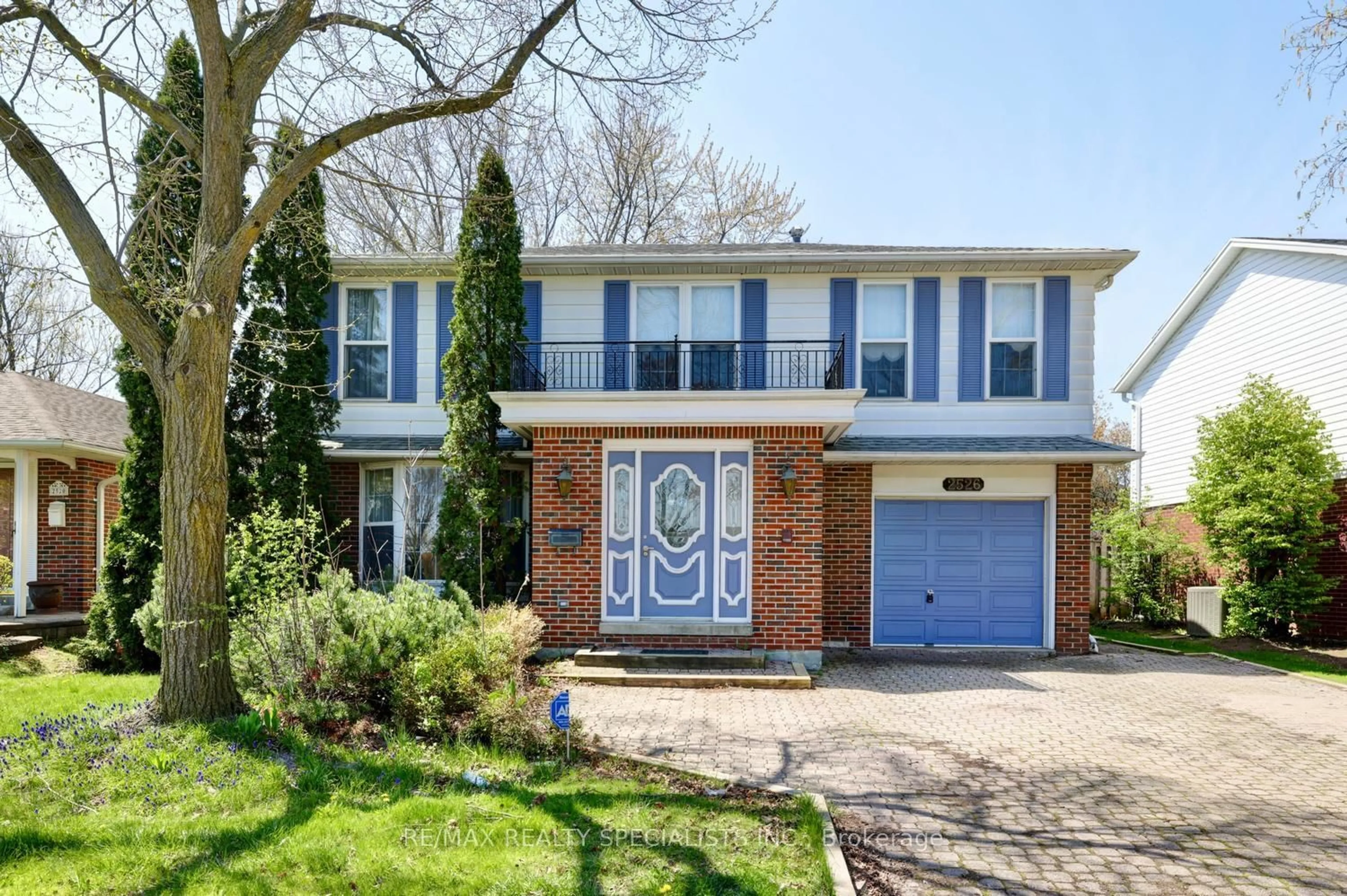 Home with brick exterior material, street for 2526 Vineland Rd, Mississauga Ontario L5K 2A2