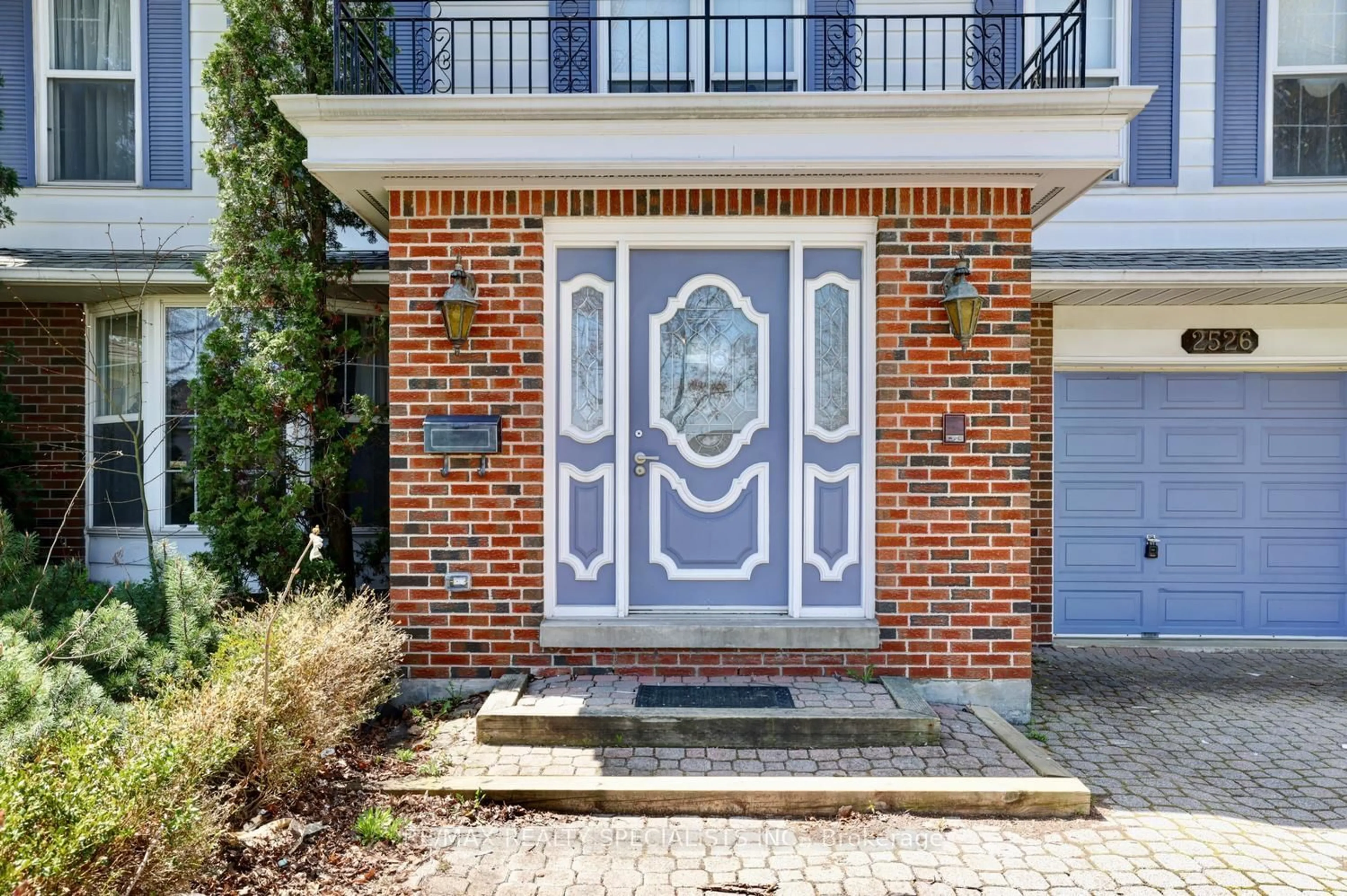 Home with brick exterior material, street for 2526 Vineland Rd, Mississauga Ontario L5K 2A2