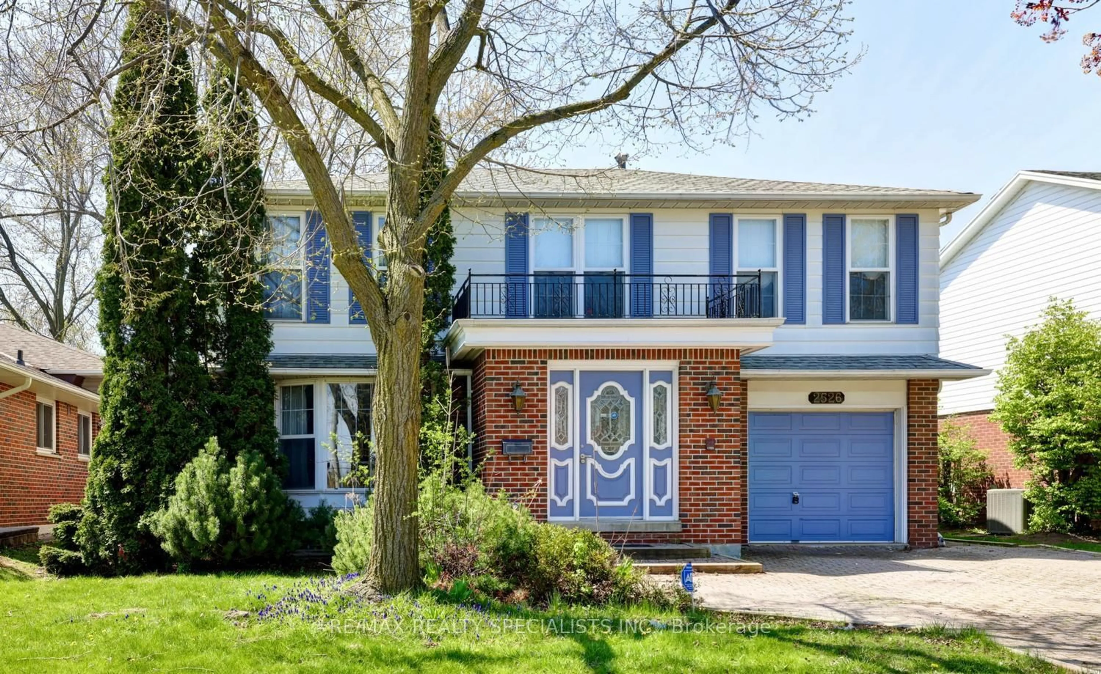 Home with brick exterior material, street for 2526 Vineland Rd, Mississauga Ontario L5K 2A2