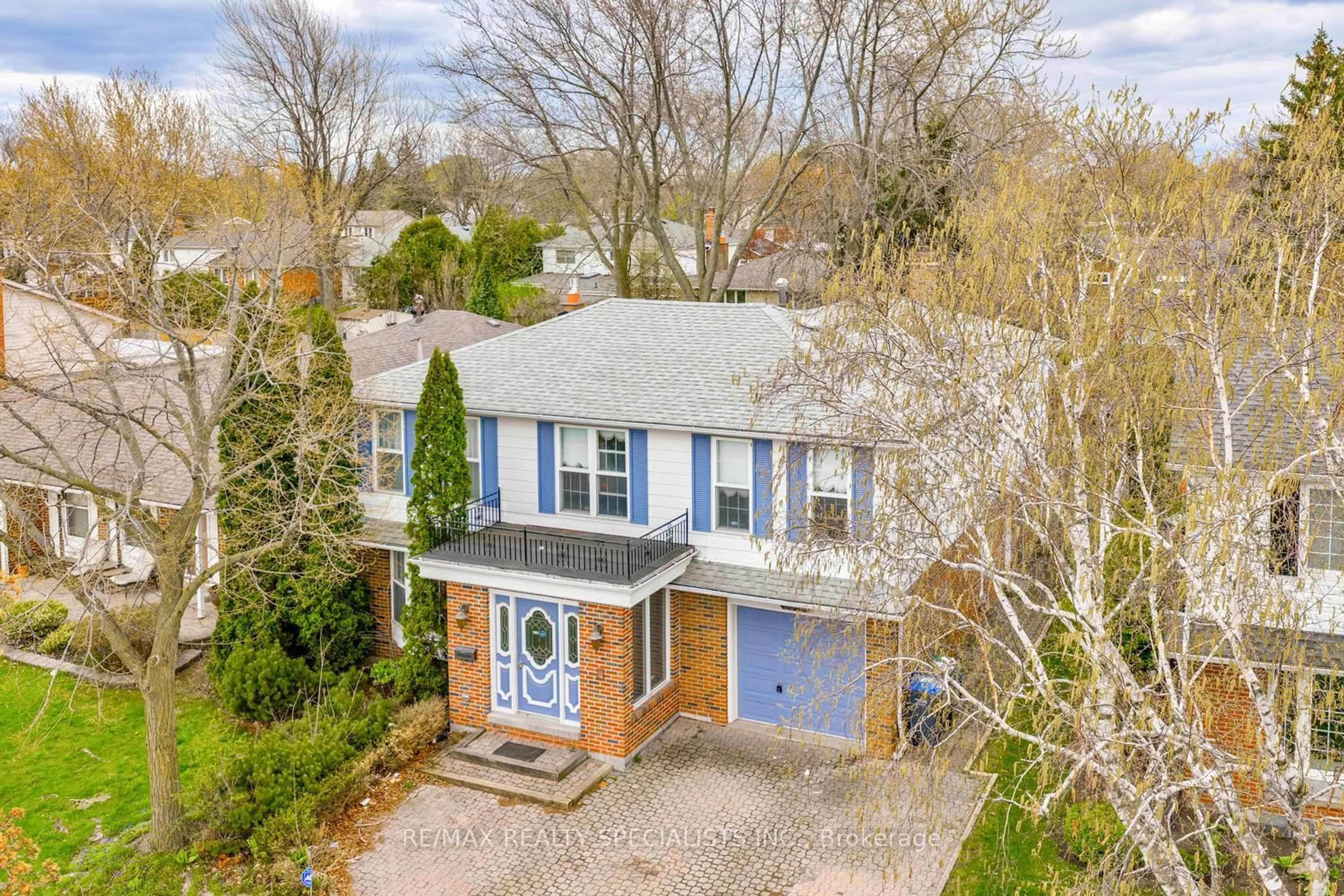 A pic from outside/outdoor area/front of a property/back of a property/a pic from drone, street for 2526 Vineland Rd, Mississauga Ontario L5K 2A2