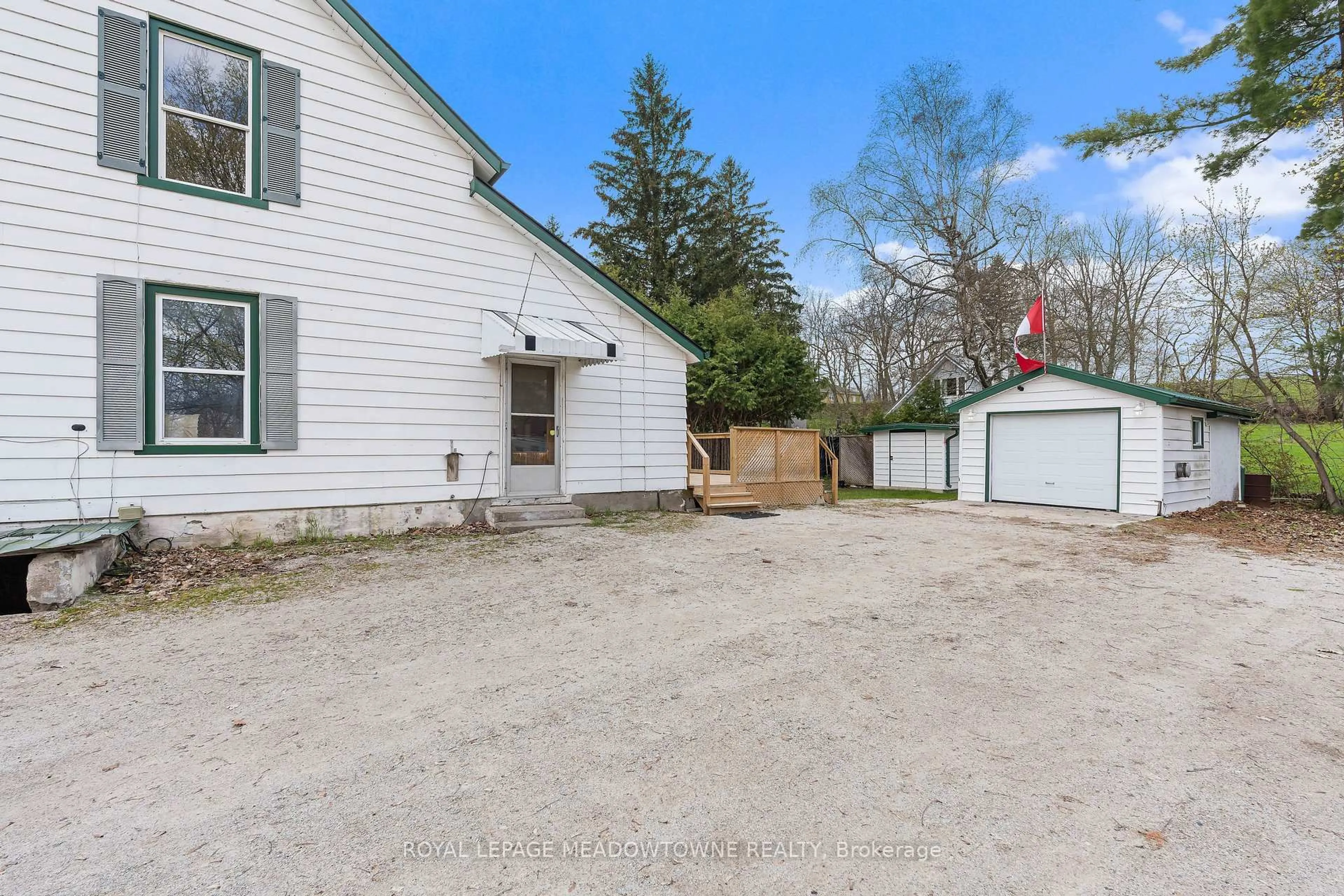 A pic from outside/outdoor area/front of a property/back of a property/a pic from drone, unknown for 1442 Mill St, Caledon Ontario L7C 1S1