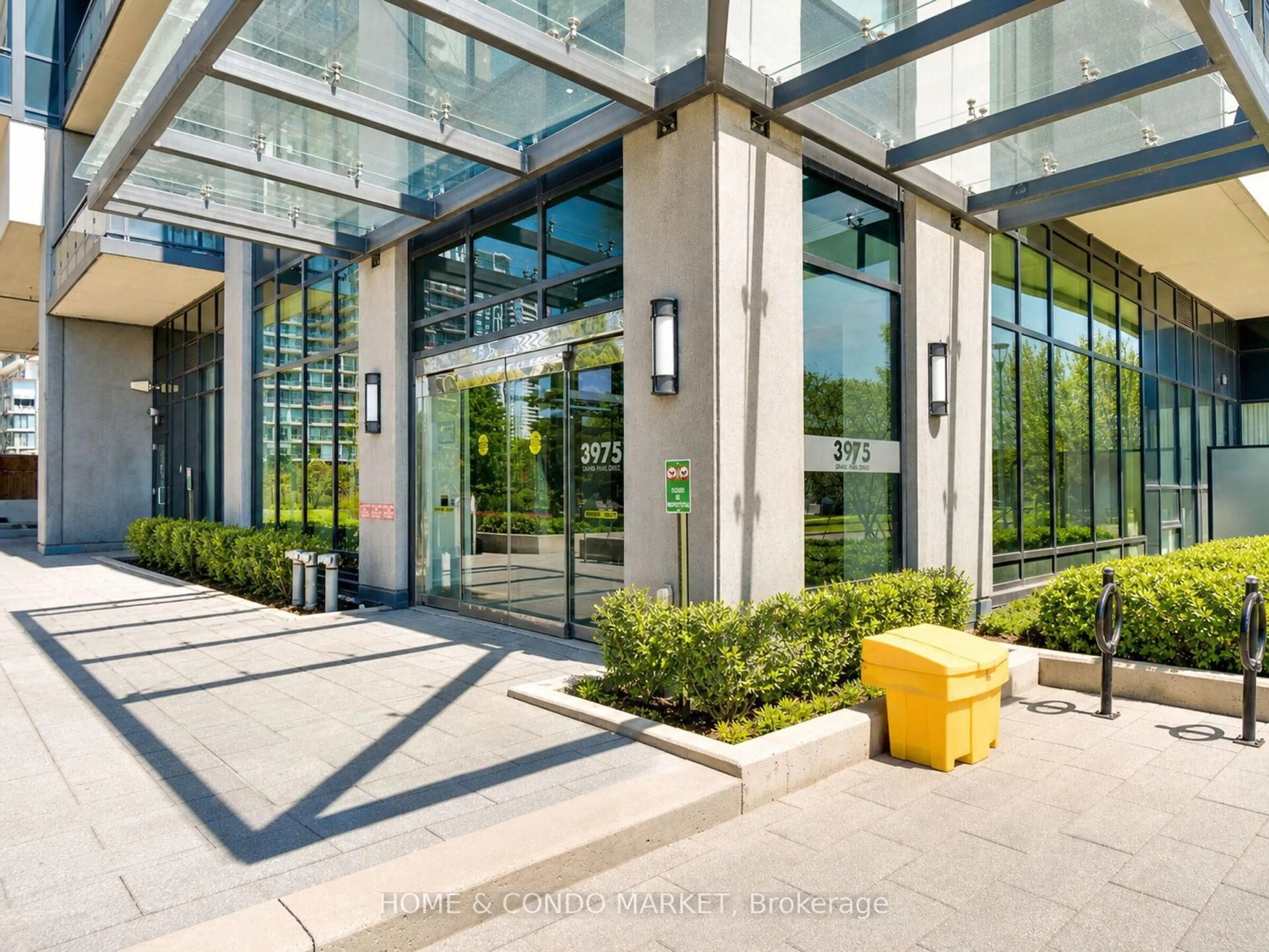 Indoor foyer for 3975 Grand Park Dr #2002, Mississauga Ontario L5B 0K4