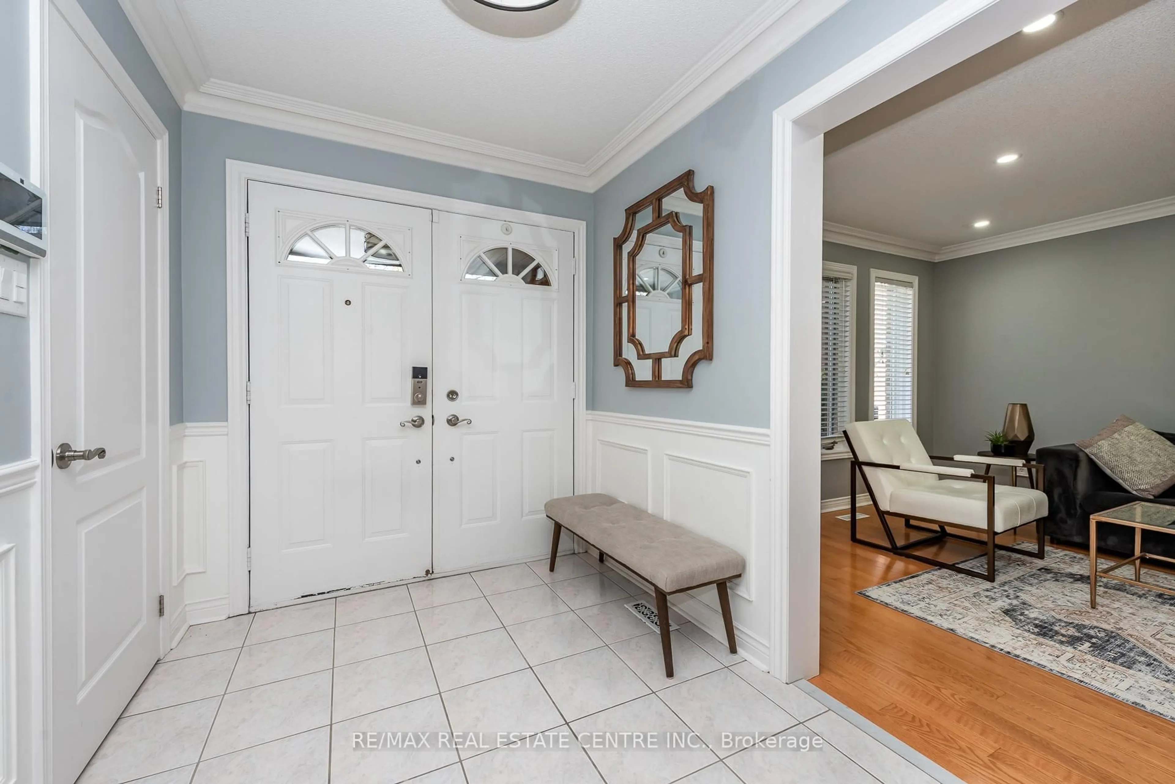 Indoor entryway for 3408 Trelawny Circ, Mississauga Ontario L5N 6N6
