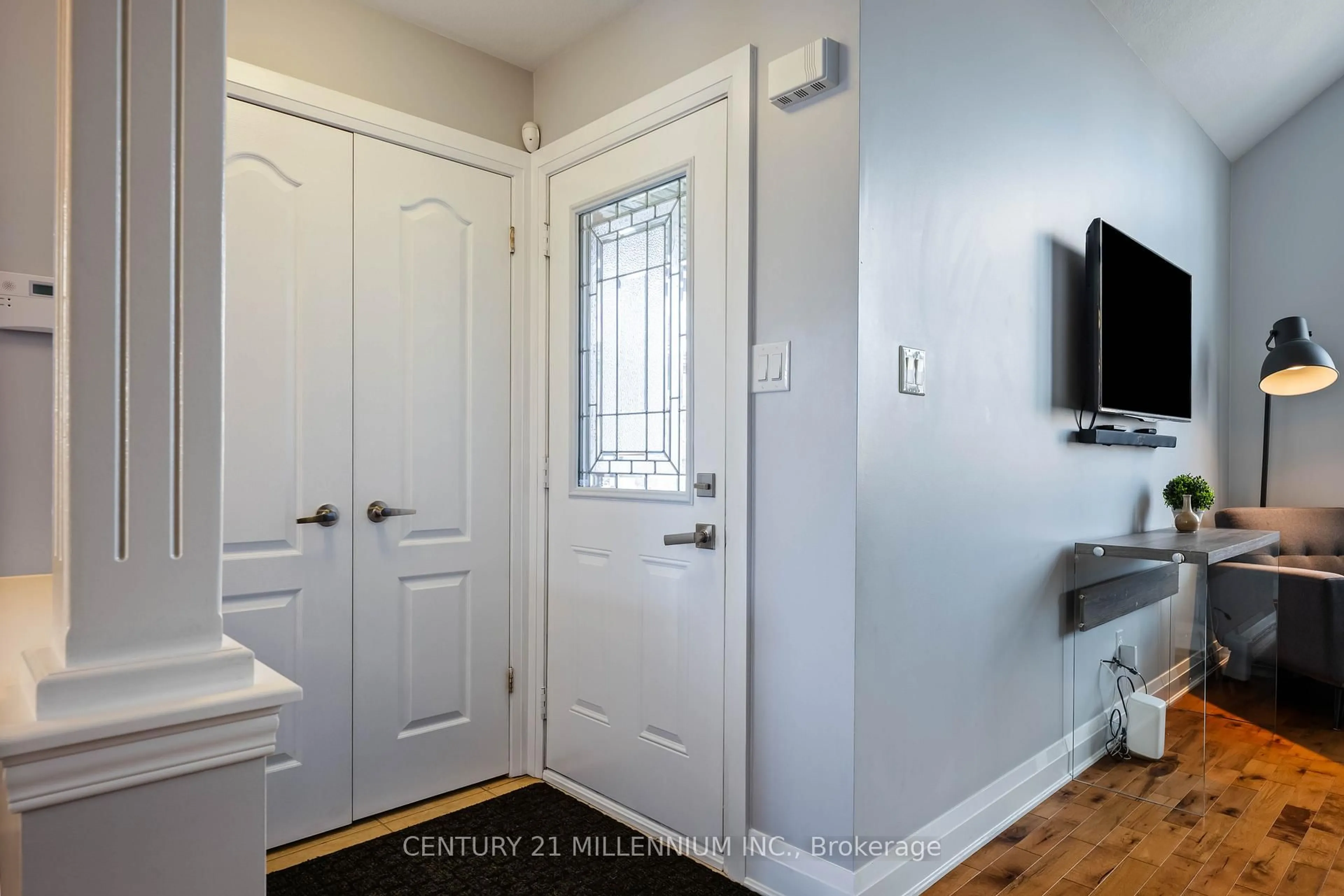 Indoor entryway for 55 Mcmaster Rd, Orangeville Ontario L9W 5K8
