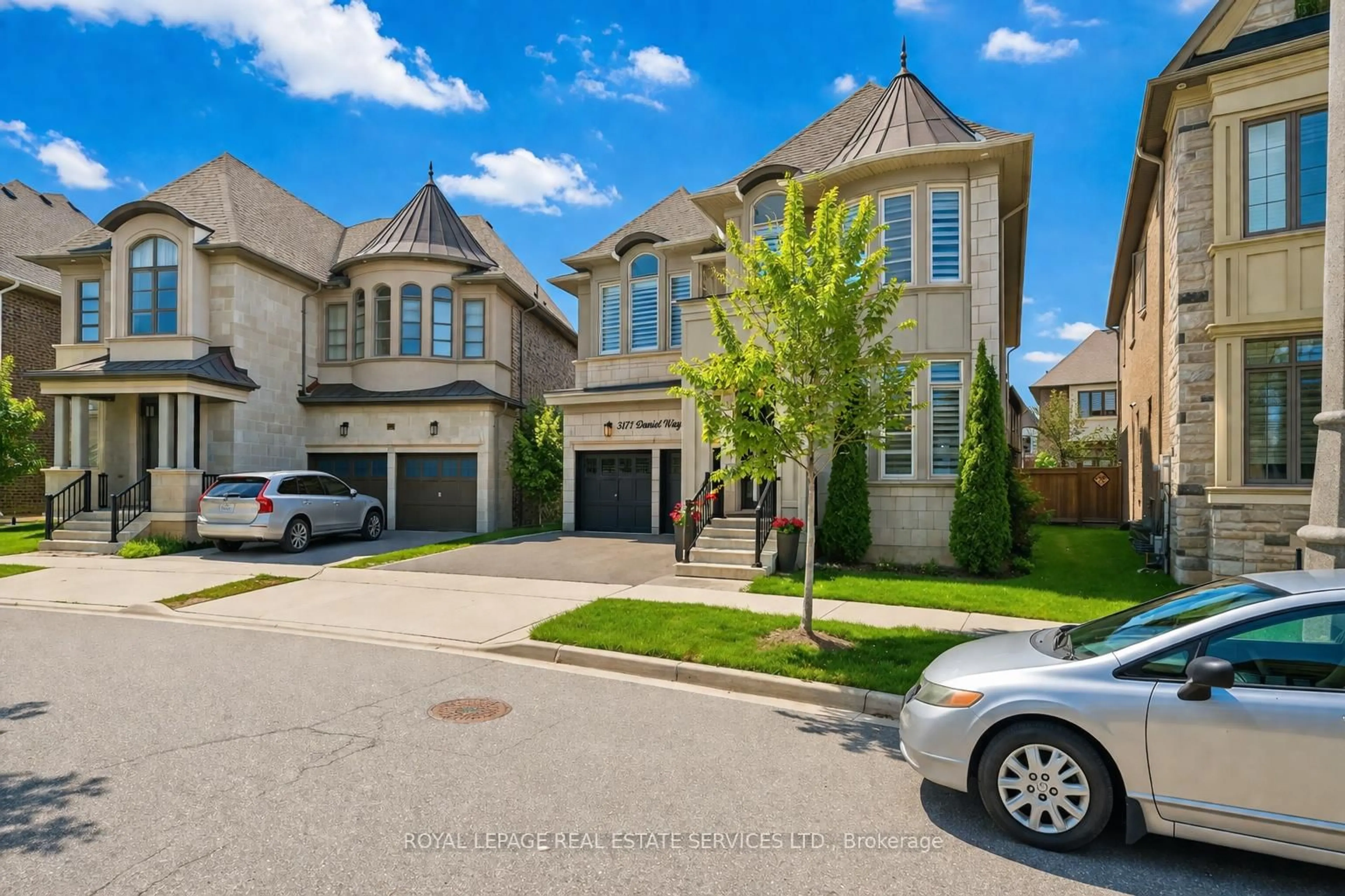 A pic from outside/outdoor area/front of a property/back of a property/a pic from drone, street for 3171 Daniel Way, Oakville Ontario L6H 0V1