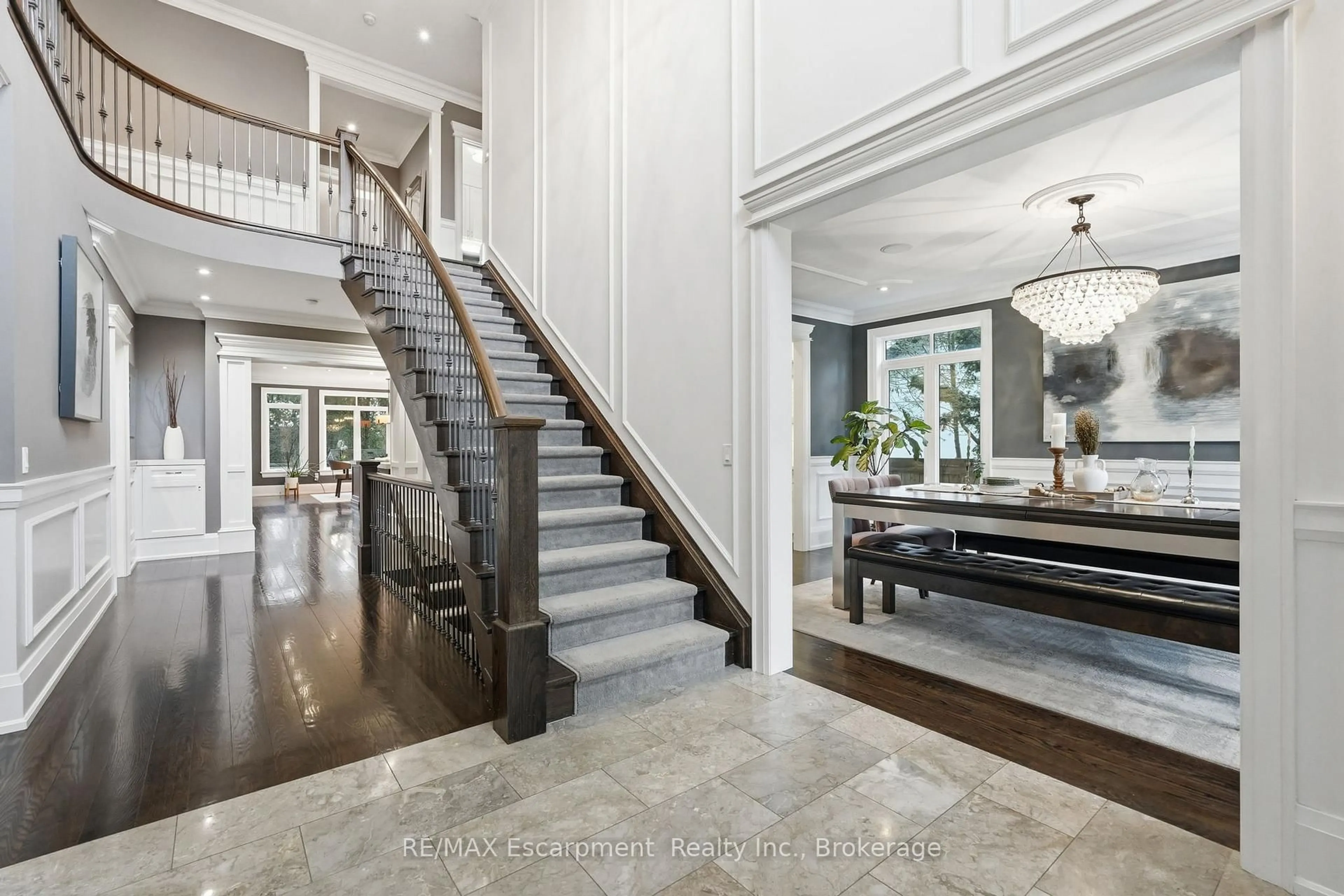 Indoor entryway for 4180 Lakeshore Rd, Burlington Ontario L7L 1A4