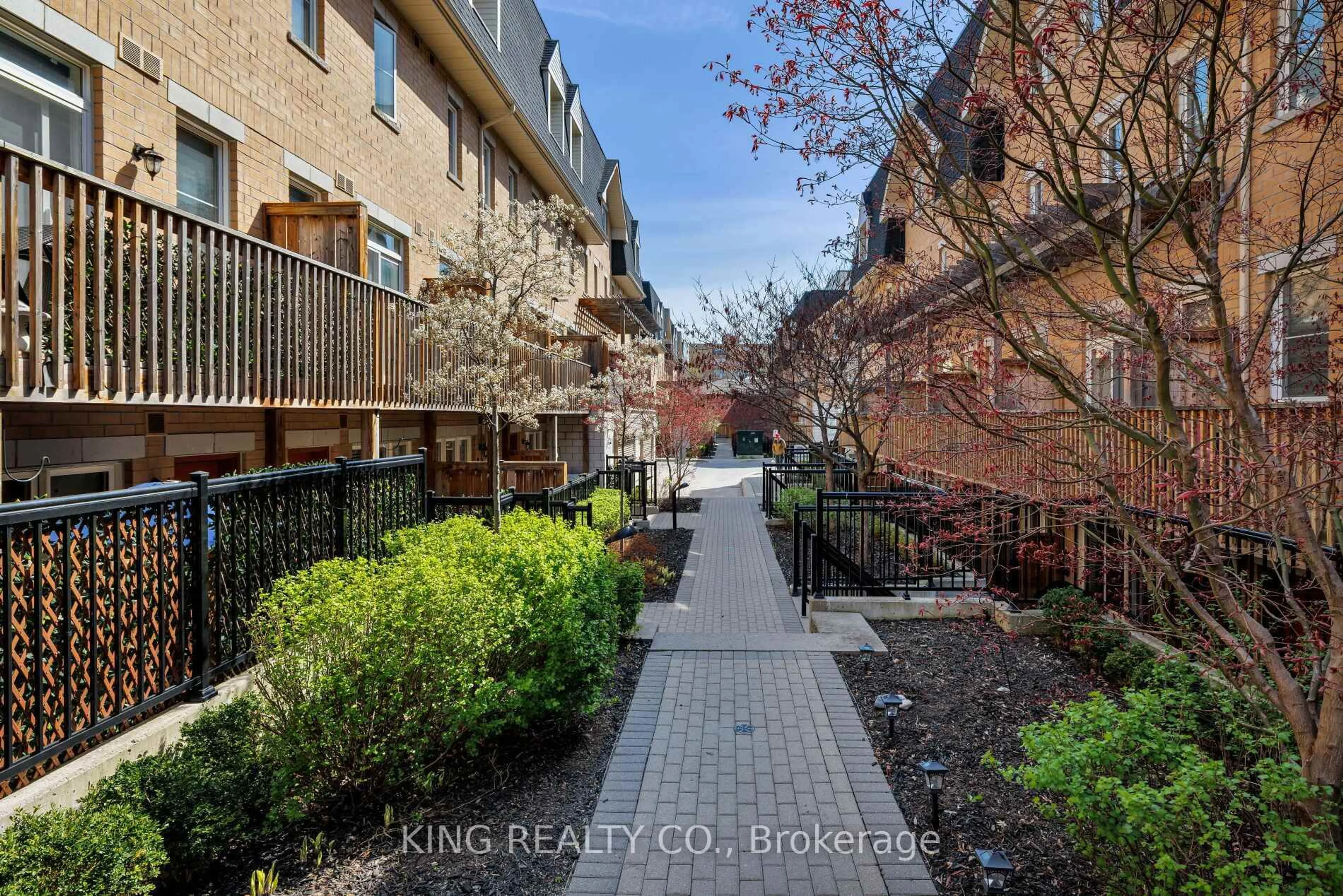 Patio, street for 390 Hopewell Ave #138, Toronto Ontario M6E 2S2