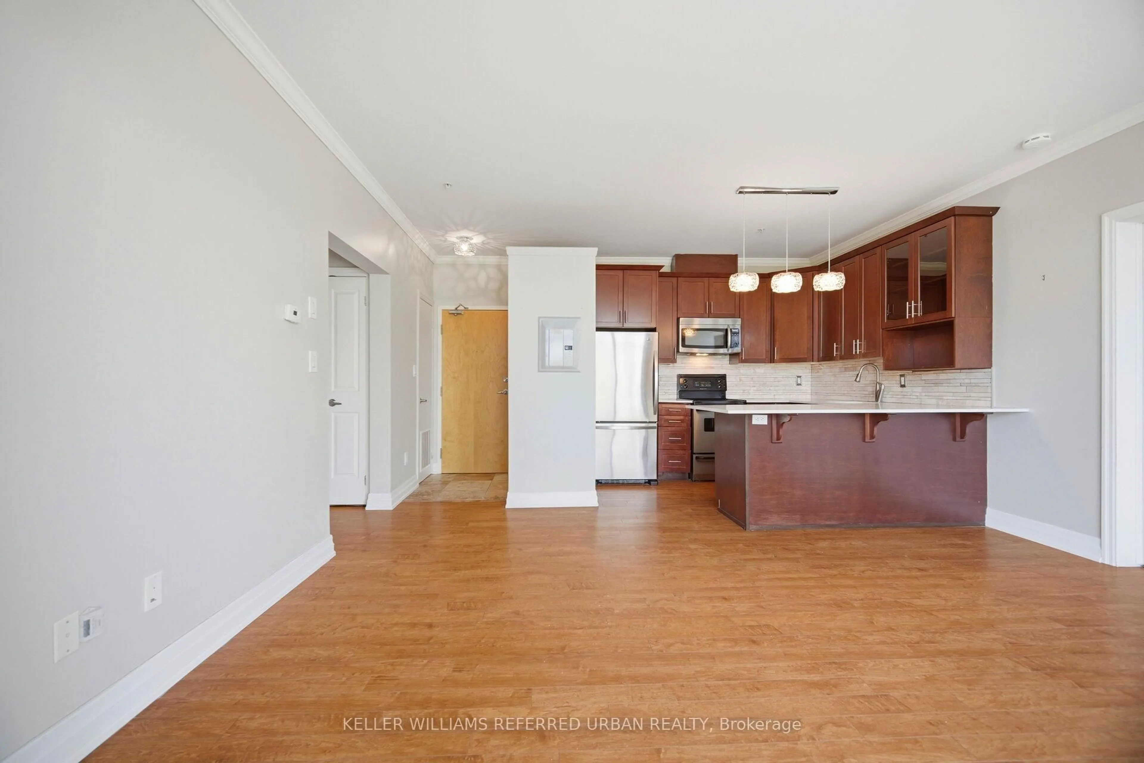 Open concept kitchen, wood/laminate floor for 459 Kerr St #305, Oakville Ontario L6K 3C2