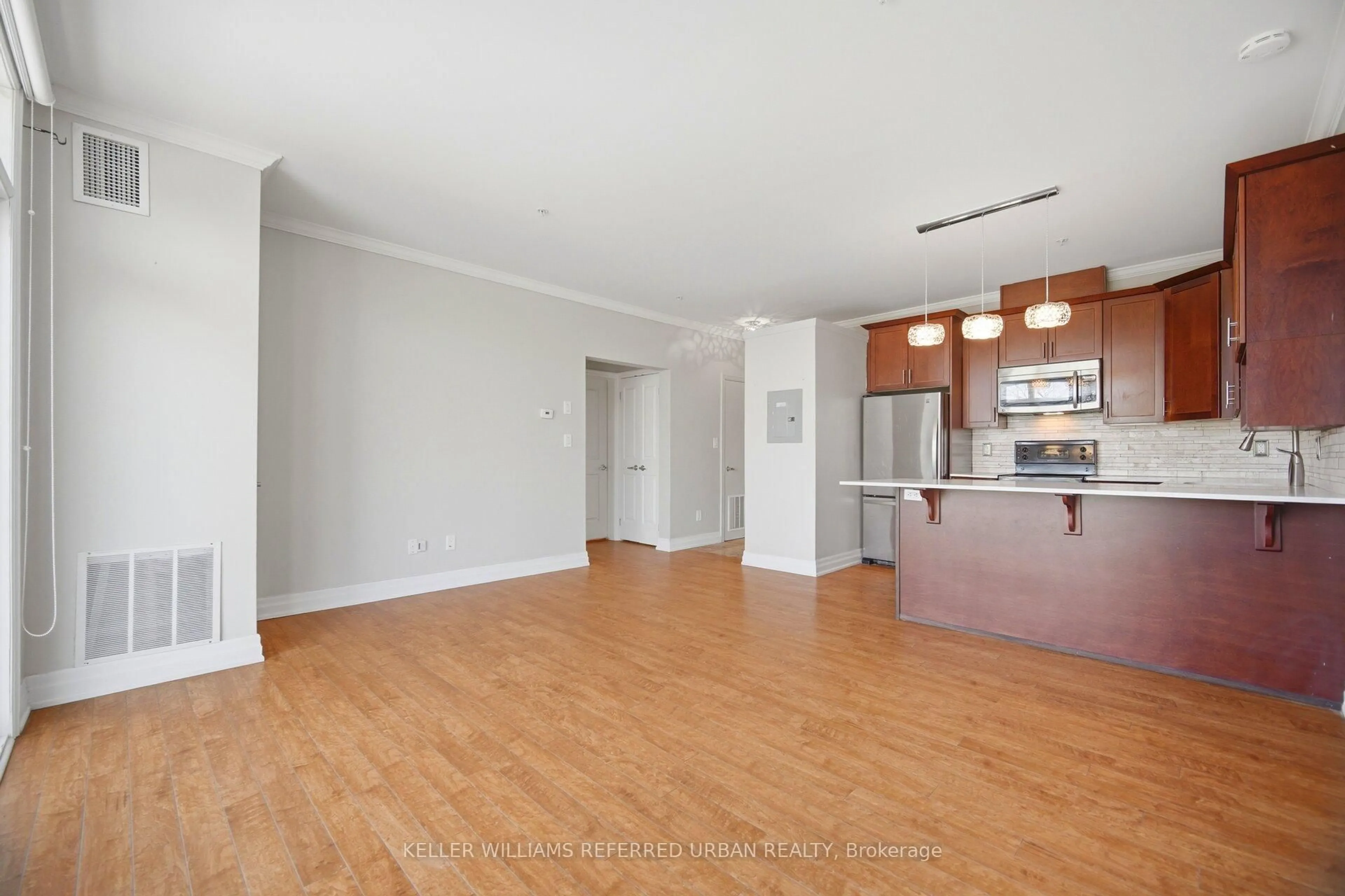 Open concept kitchen, wood/laminate floor for 459 Kerr St #305, Oakville Ontario L6K 3C2