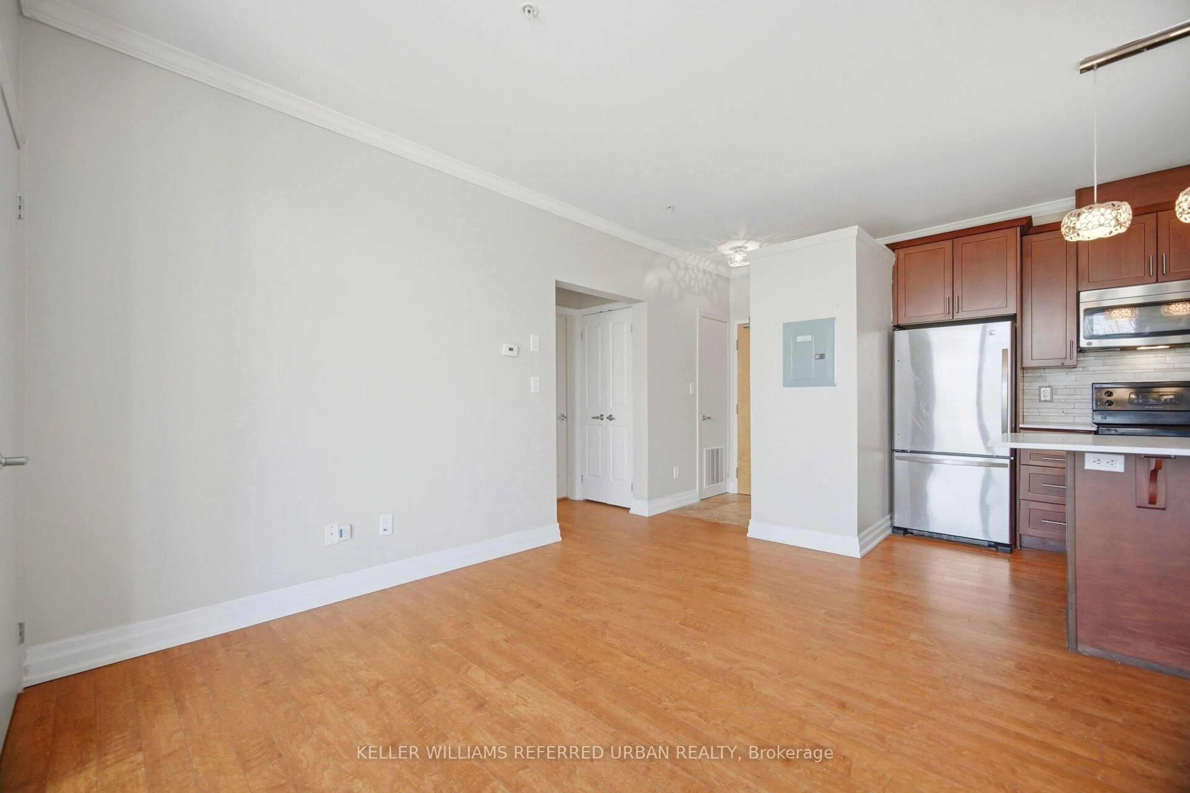 A pic of a room for 459 Kerr St #305, Oakville Ontario L6K 3C2
