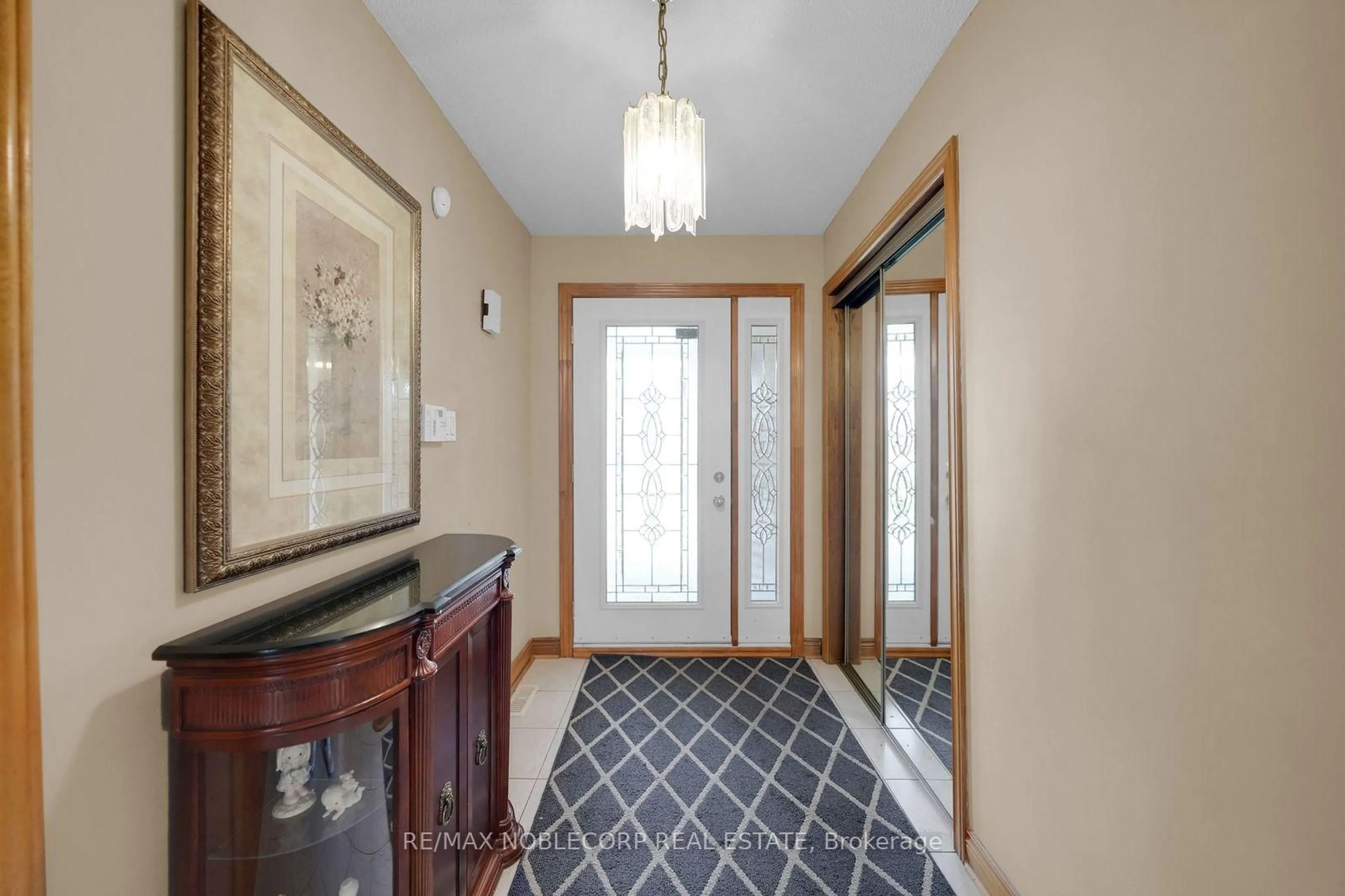 Indoor entryway for 100 Glenn Hawthorne Blvd, Mississauga Ontario L5R 2K3