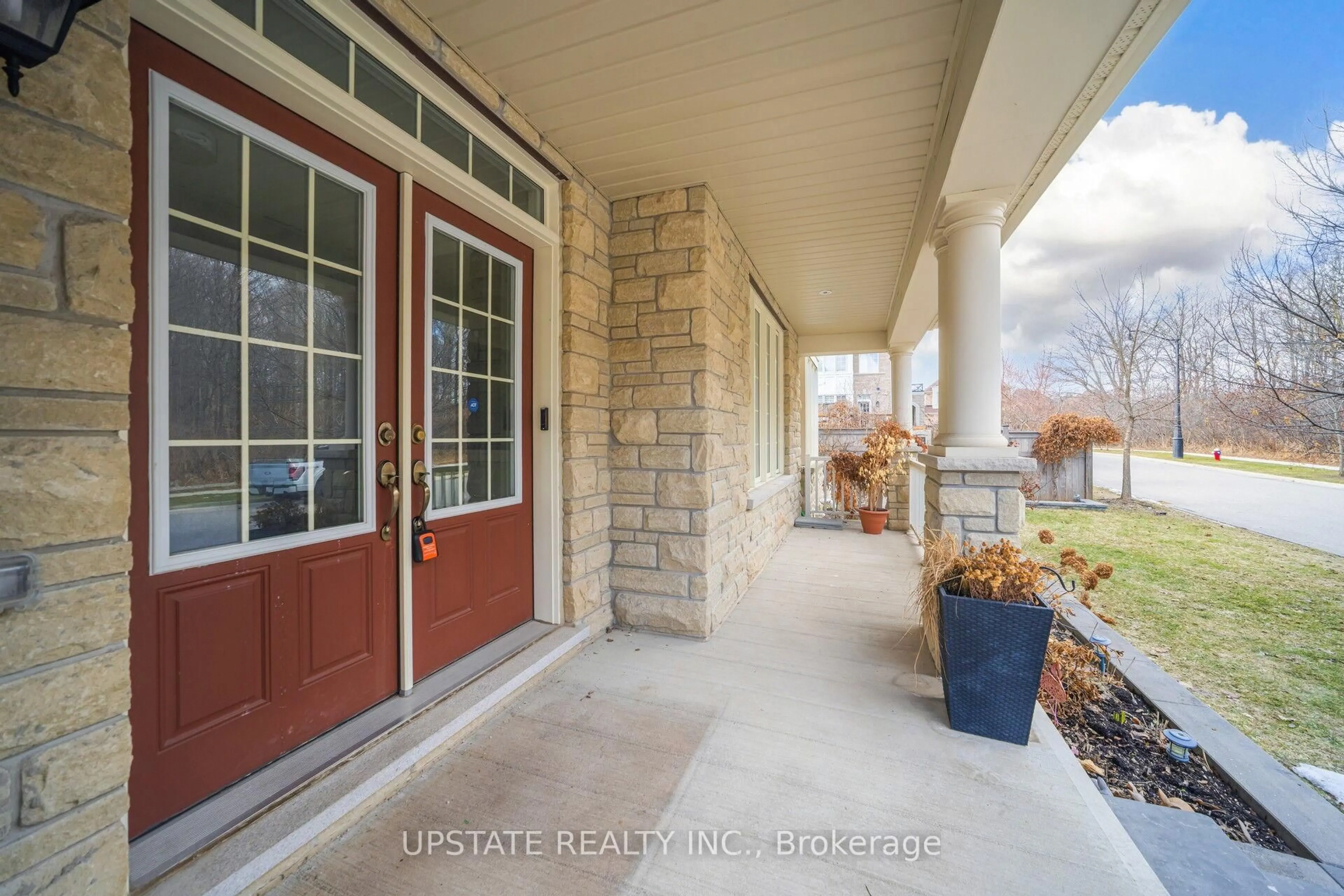 Indoor foyer for 11 Mistyglen Cres, Brampton Ontario L6Y 0X2