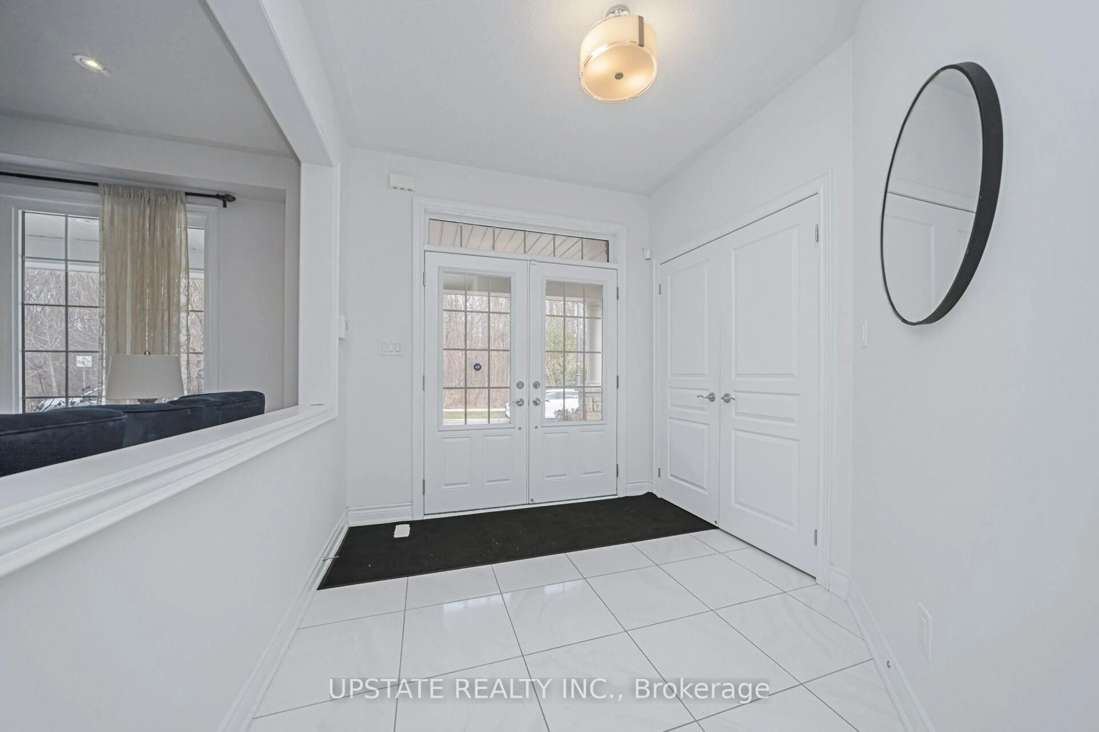 Indoor entryway for 11 Mistyglen Cres, Brampton Ontario L6Y 0X2