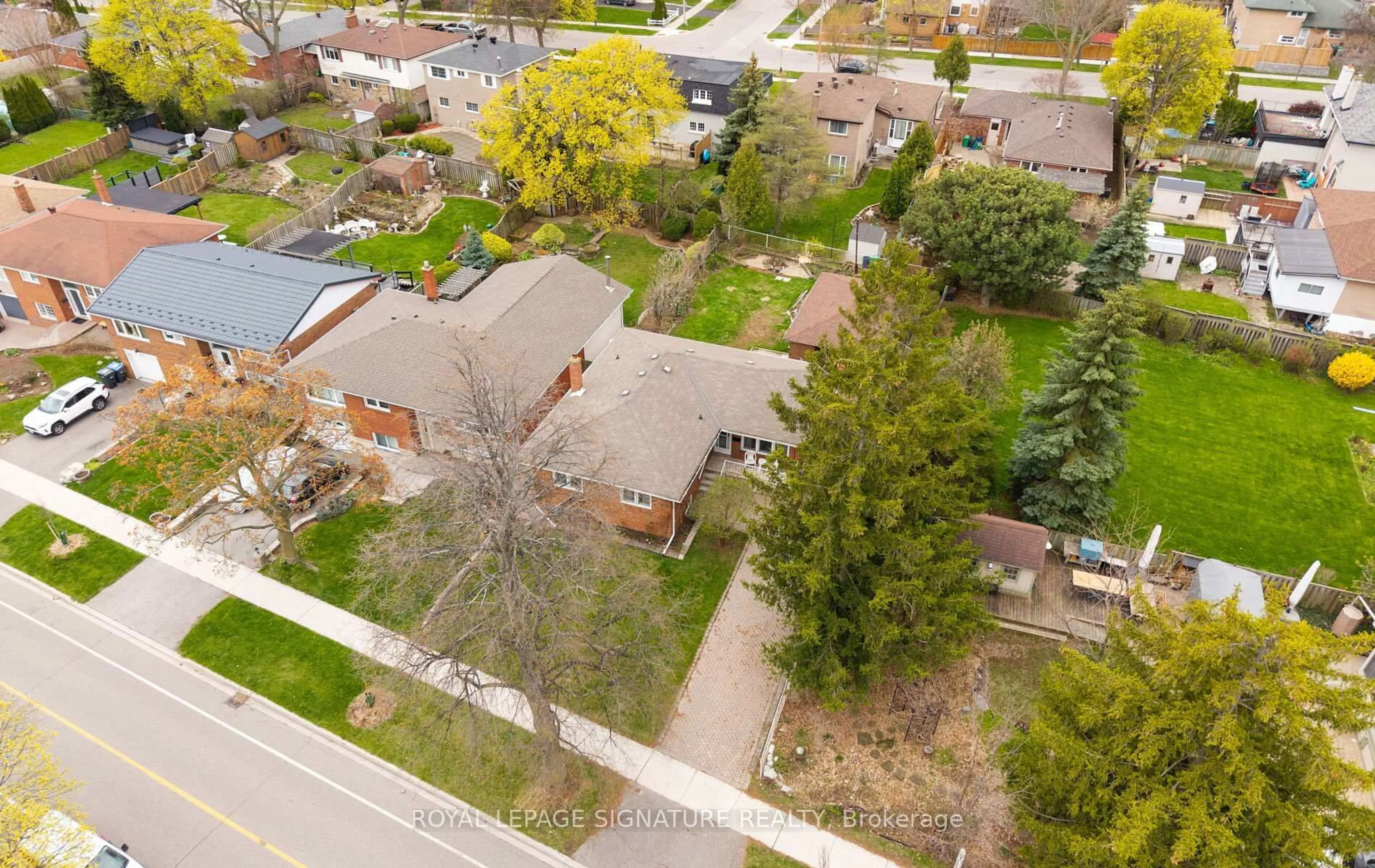 A pic from outside/outdoor area/front of a property/back of a property/a pic from drone, street for 1322 Kelly Rd, Mississauga Ontario L5J 3T9