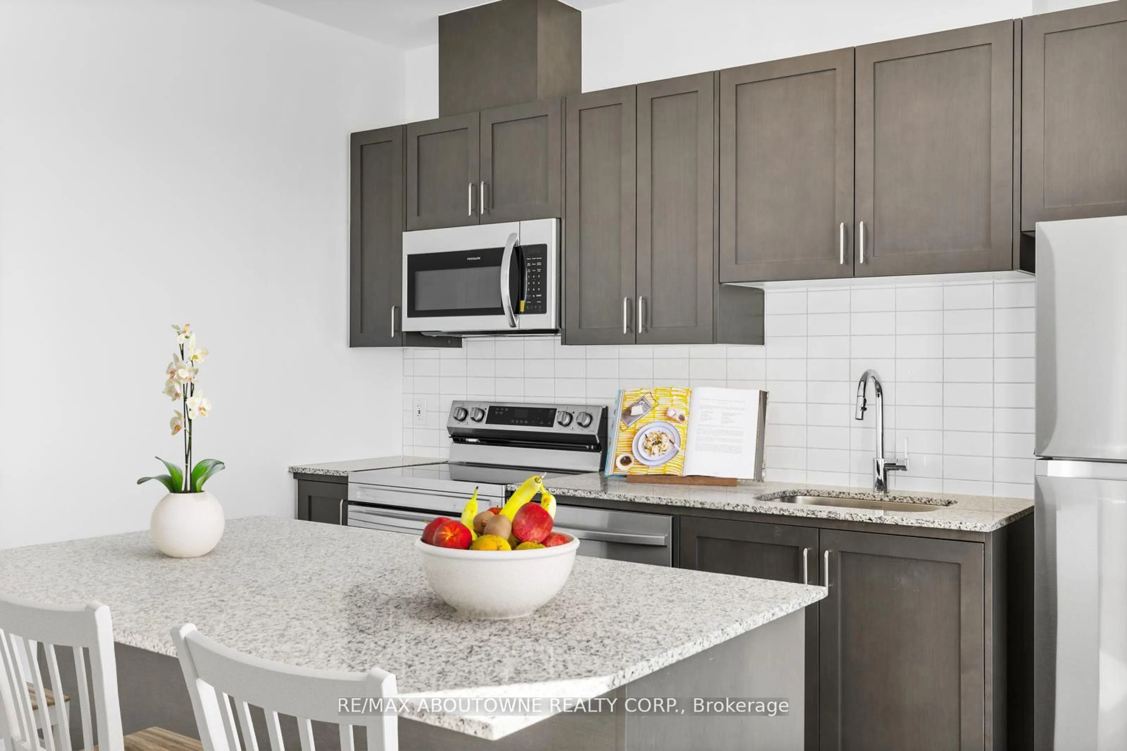 Open concept kitchen, ceramic/tile floor for 3285 Carding Mill Tr #403, Oakville Ontario L6M 1S1
