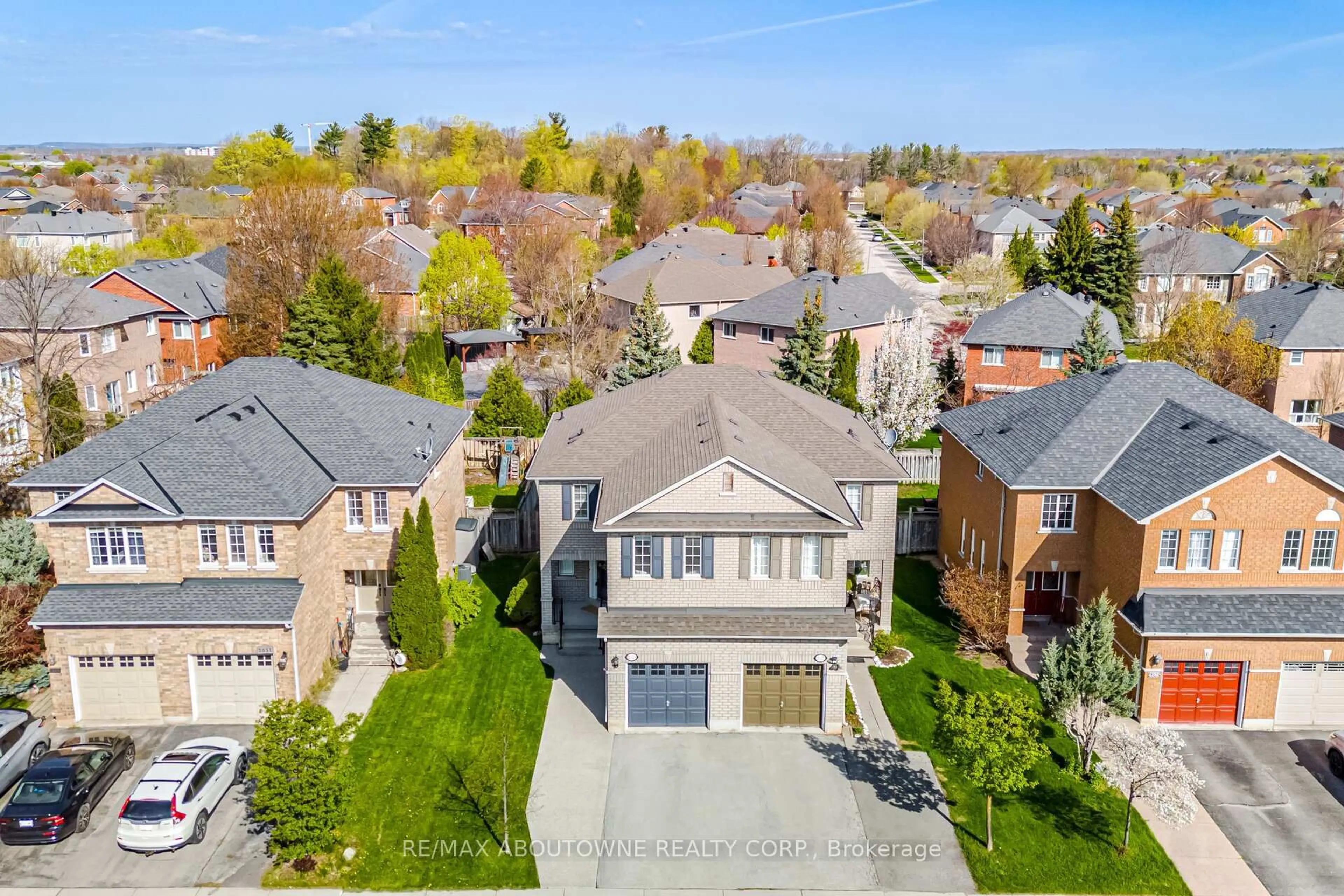 A pic from outside/outdoor area/front of a property/back of a property/a pic from drone, street for 2029 Blue Jay Blvd, Oakville Ontario L6M 3R4