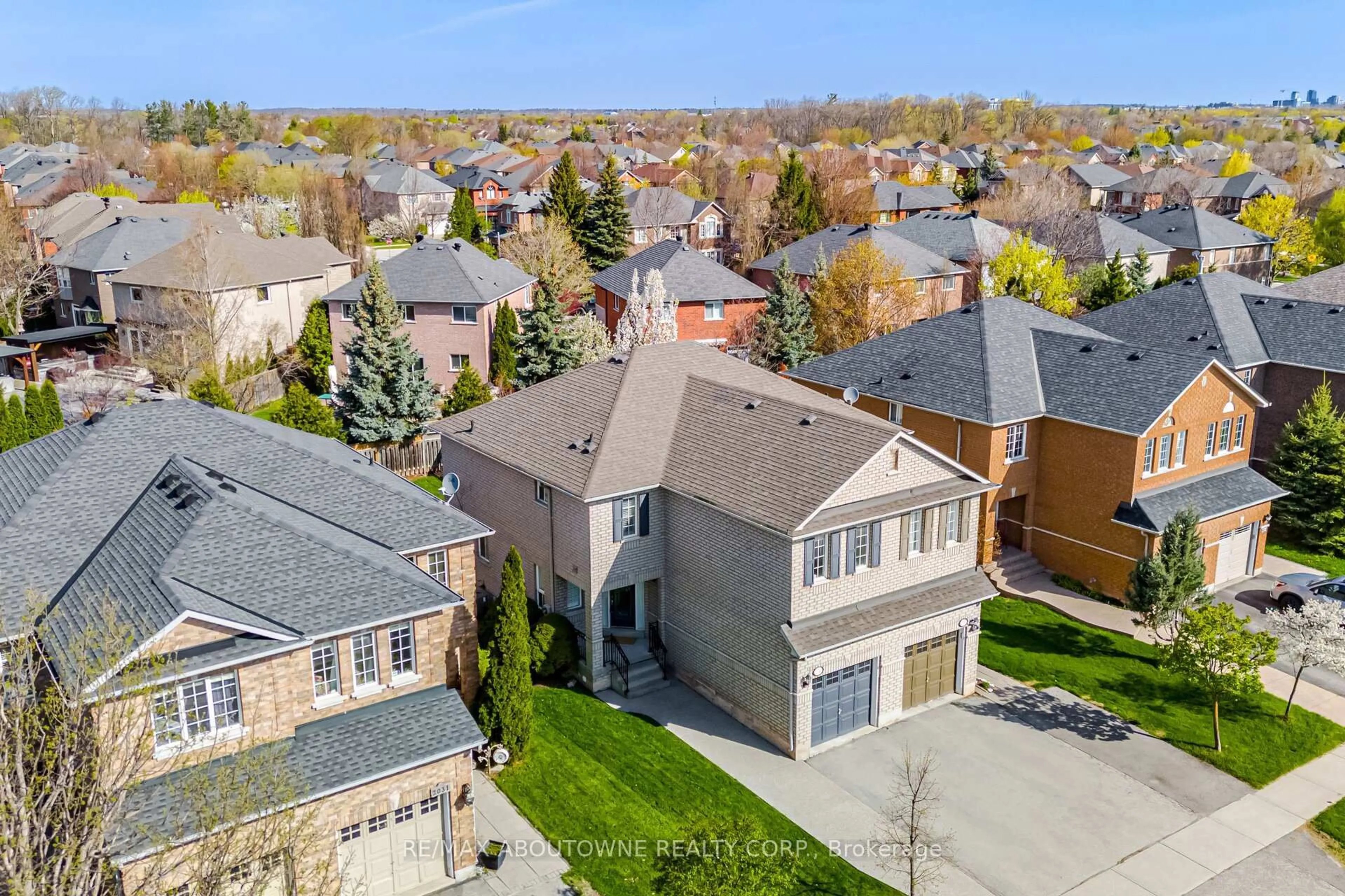 A pic from outside/outdoor area/front of a property/back of a property/a pic from drone, street for 2029 Blue Jay Blvd, Oakville Ontario L6M 3R4