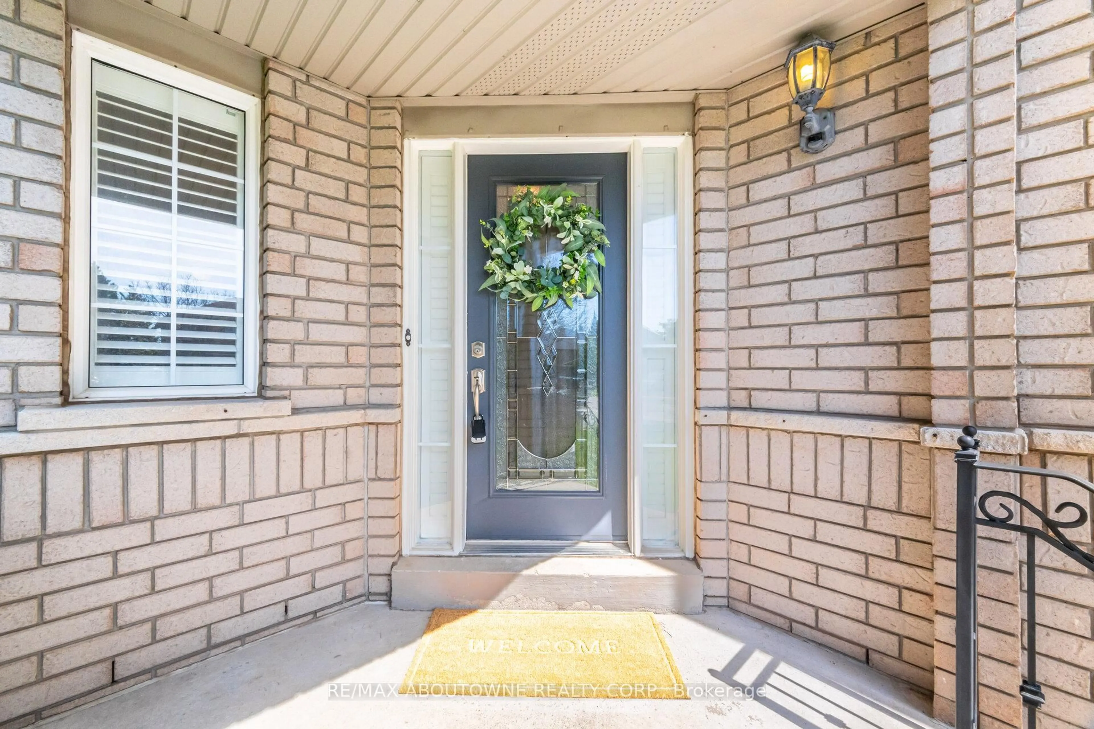 Indoor entryway for 2029 Blue Jay Blvd, Oakville Ontario L6M 3R4