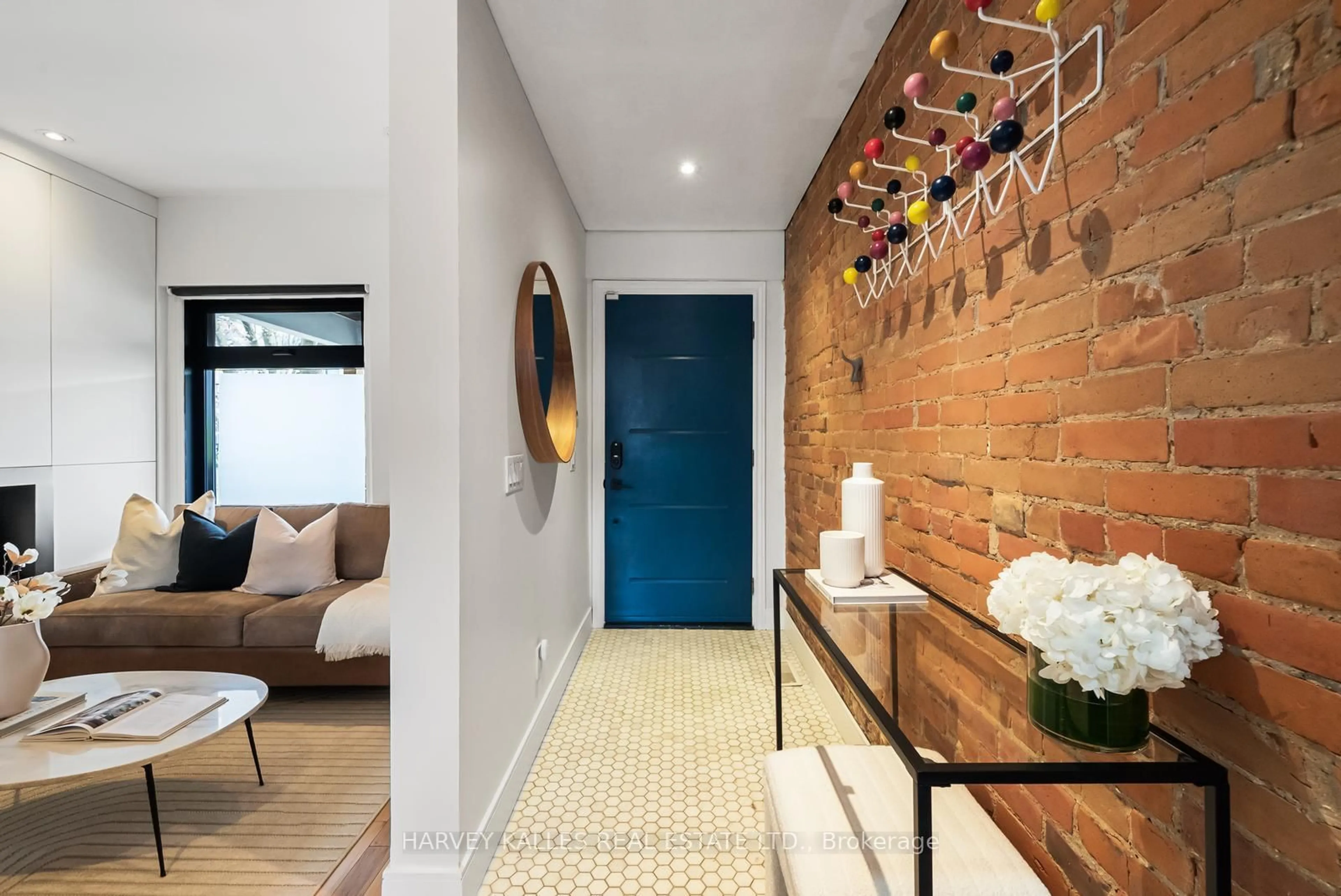 Indoor entryway for 208 Emerson Ave, Toronto Ontario M6H 3T6