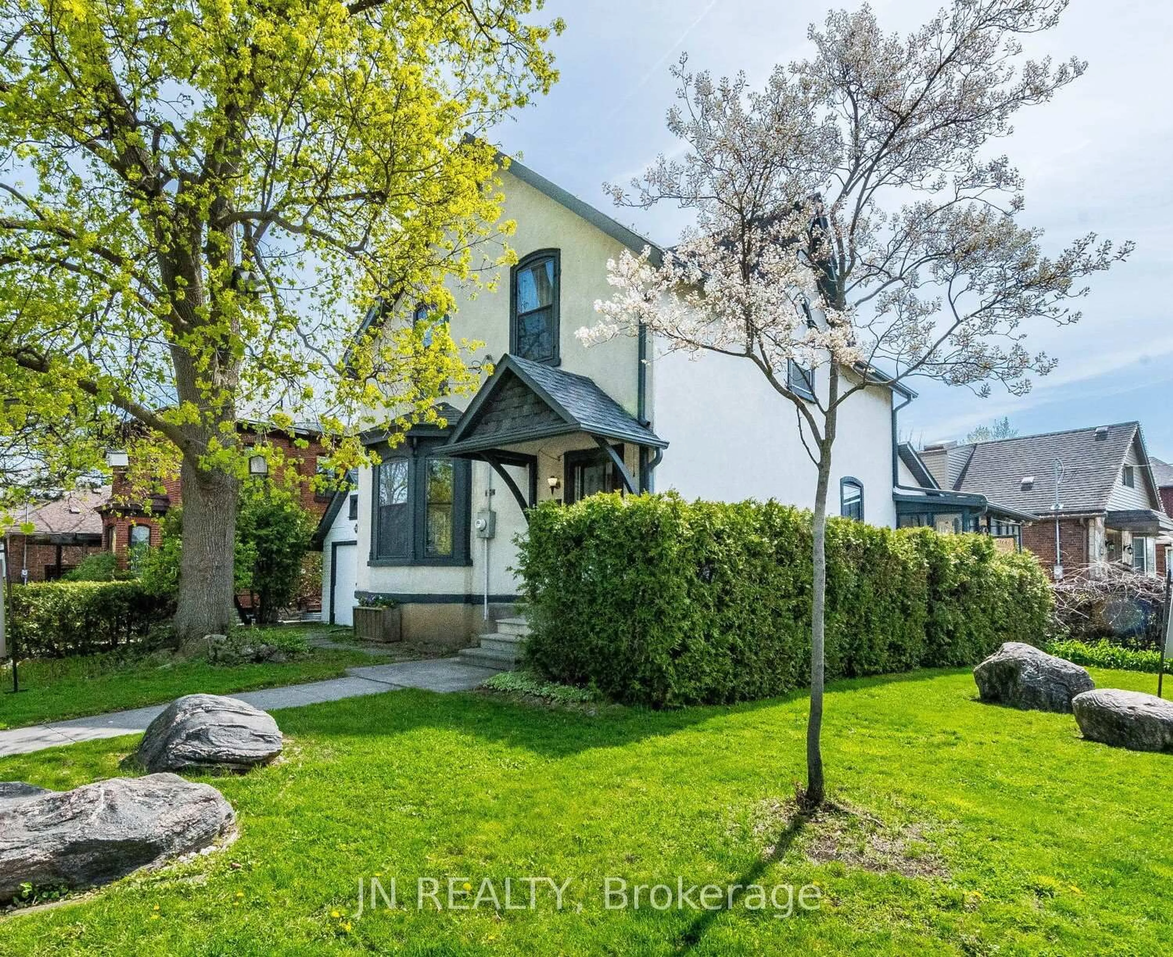 A pic from outside/outdoor area/front of a property/back of a property/a pic from drone, street for 77 Nelson St, Brampton Ontario L6X 1C6