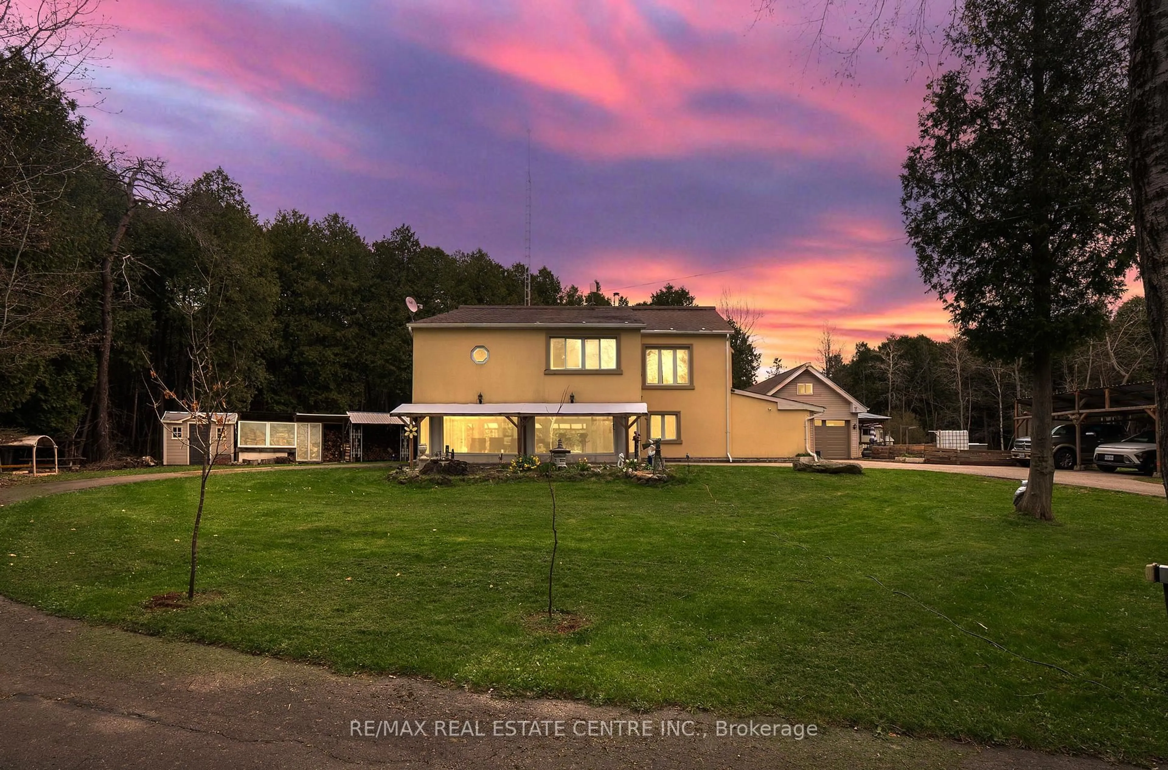 A pic from outside/outdoor area/front of a property/back of a property/a pic from drone, unknown for 11099 Sixth Line Nassagaweya, Milton Ontario L7J 2L7