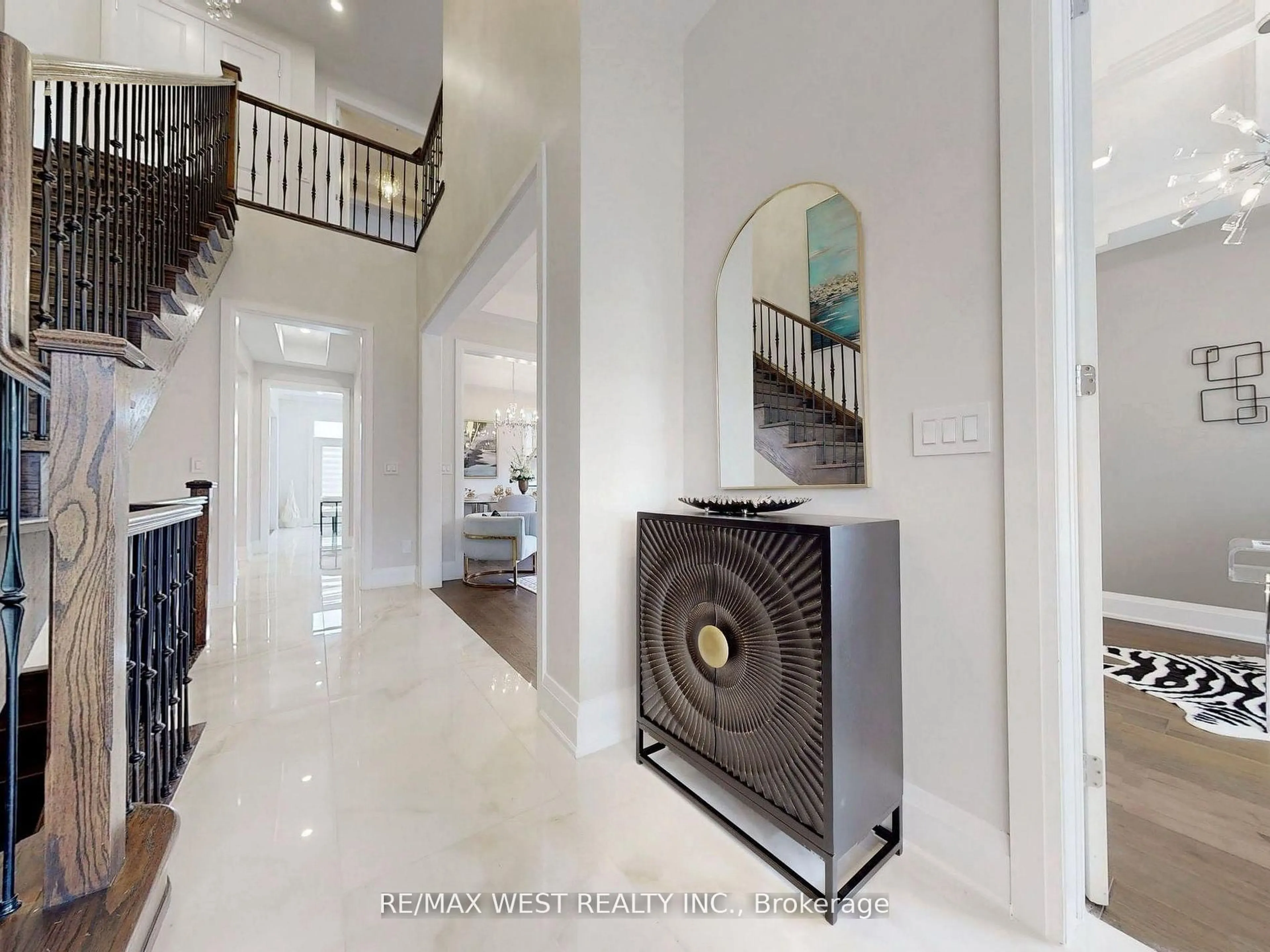 Indoor entryway for 5199 Symphony Crt, Mississauga Ontario L5M 2M9