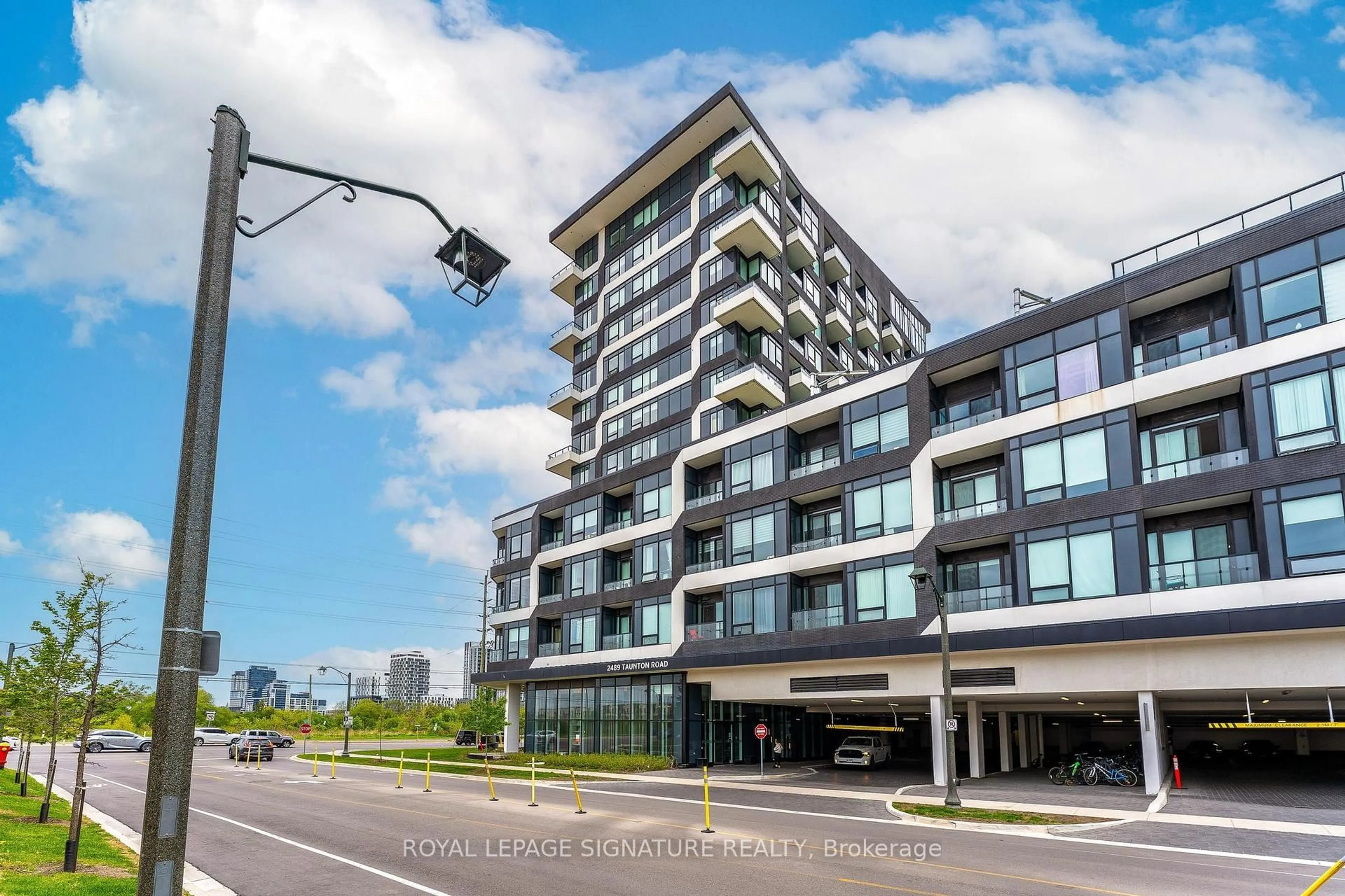 Indoor foyer for 2489 Taunton Rd #917, Oakville Ontario L6H 3R9