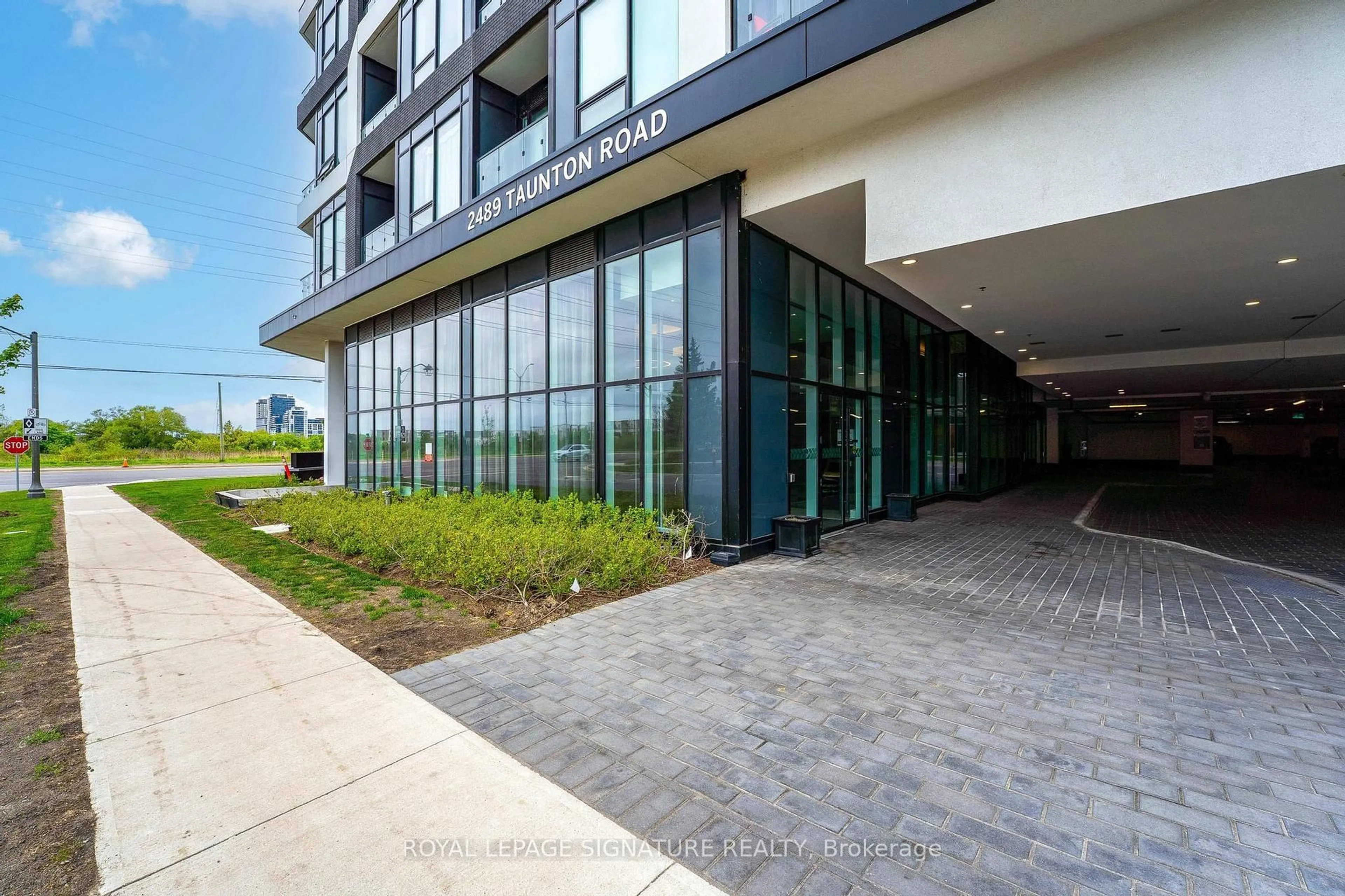 Indoor foyer for 2489 Taunton Rd #917, Oakville Ontario L6H 3R9