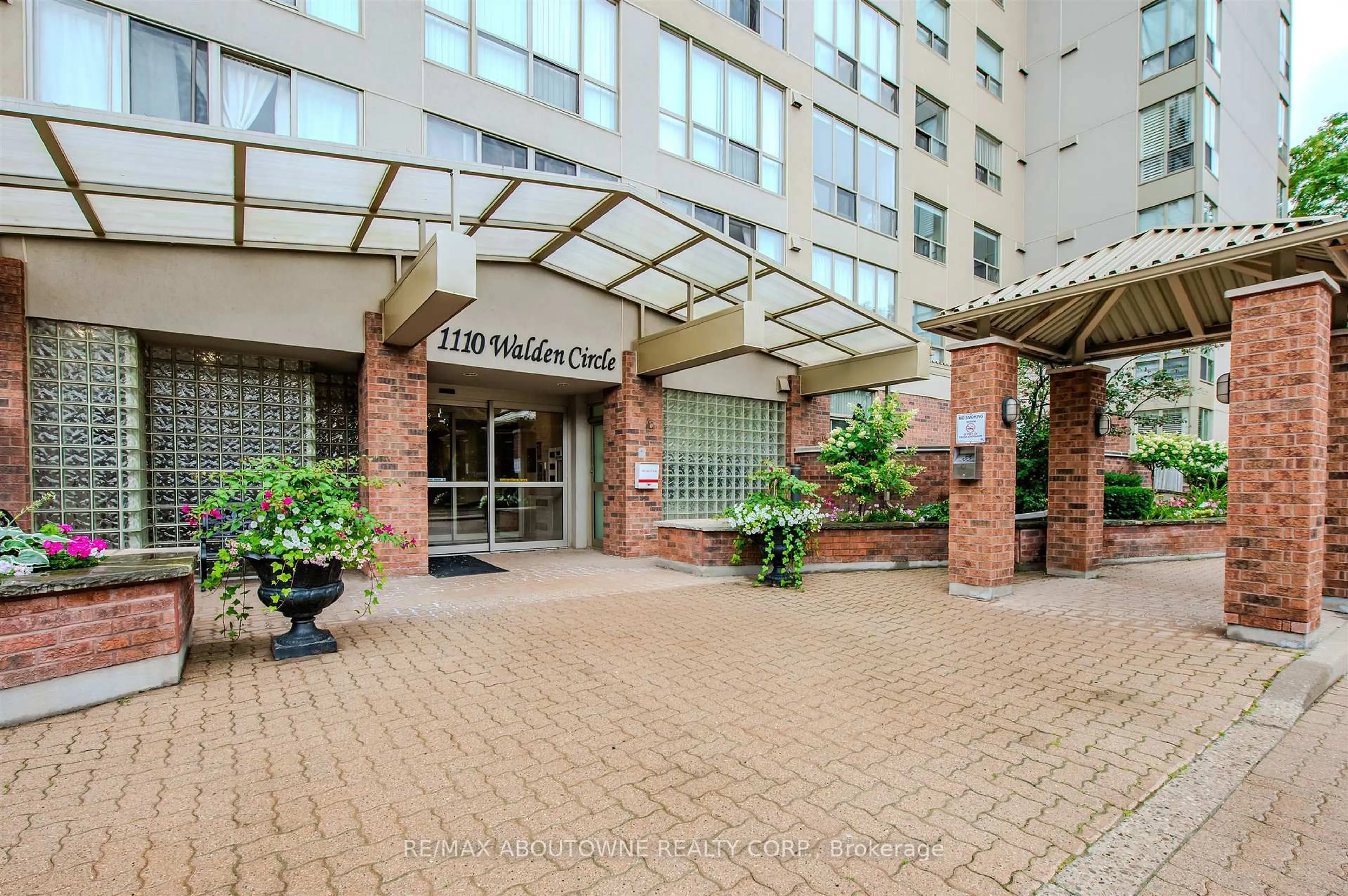Indoor foyer for 1110 Walden Circ #903, Mississauga Ontario L5J 4R3