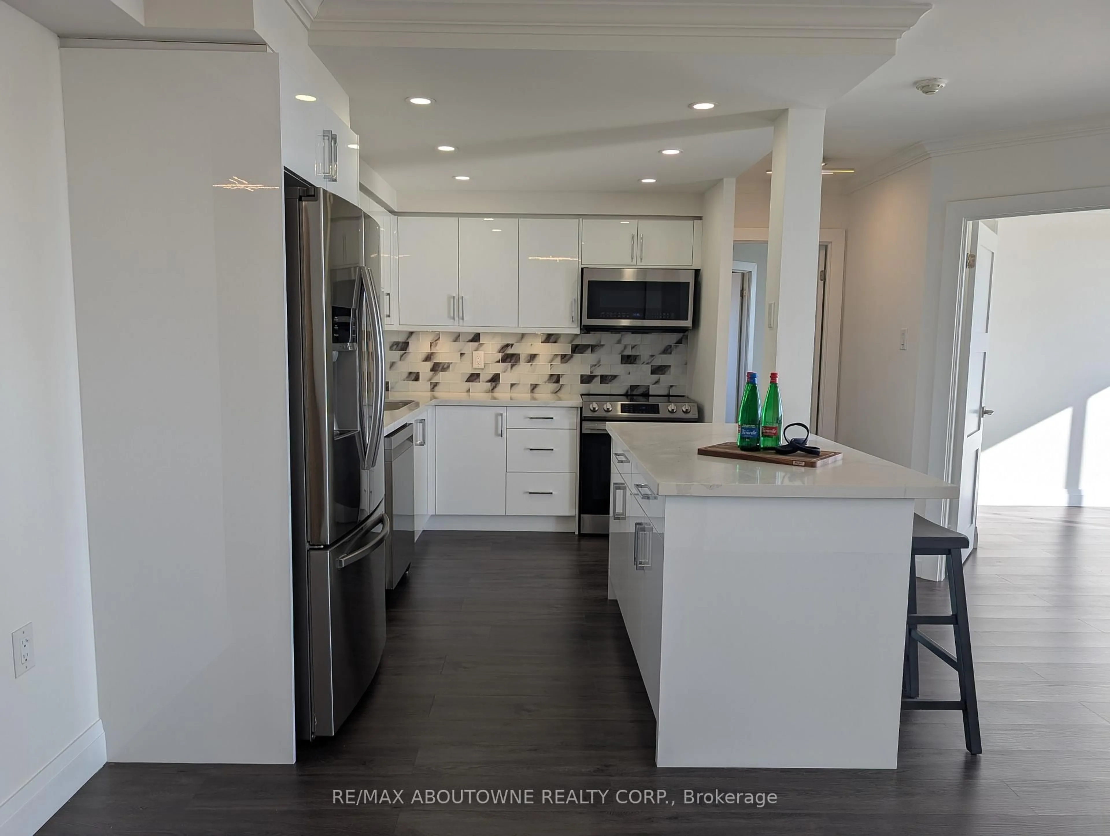 Open concept kitchen, ceramic/tile floor for 1110 Walden Circ #903, Mississauga Ontario L5J 4R3