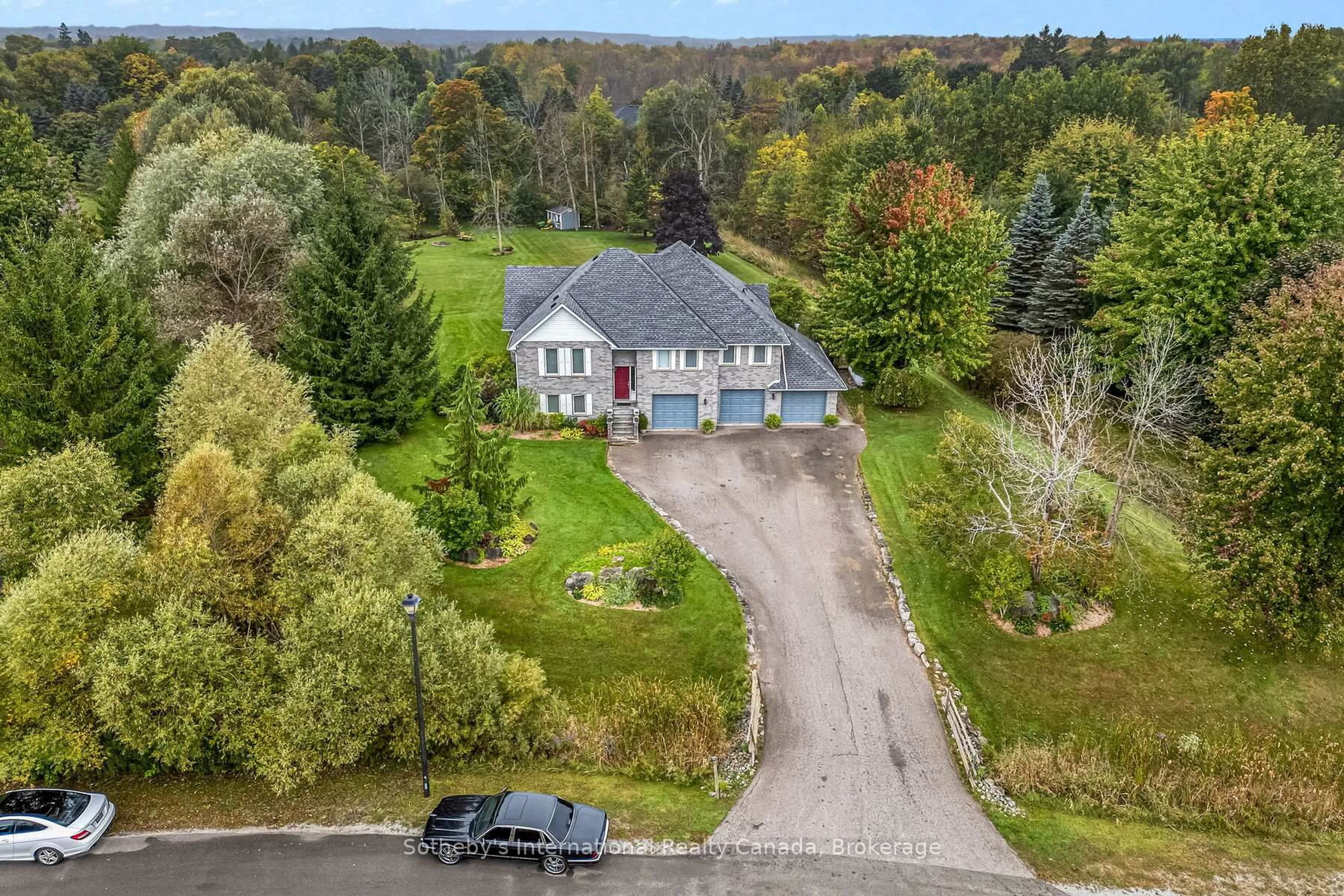 A pic from outside/outdoor area/front of a property/back of a property/a pic from drone, street for 2091 Country Lane Crt, Milton Ontario L0P 1J0