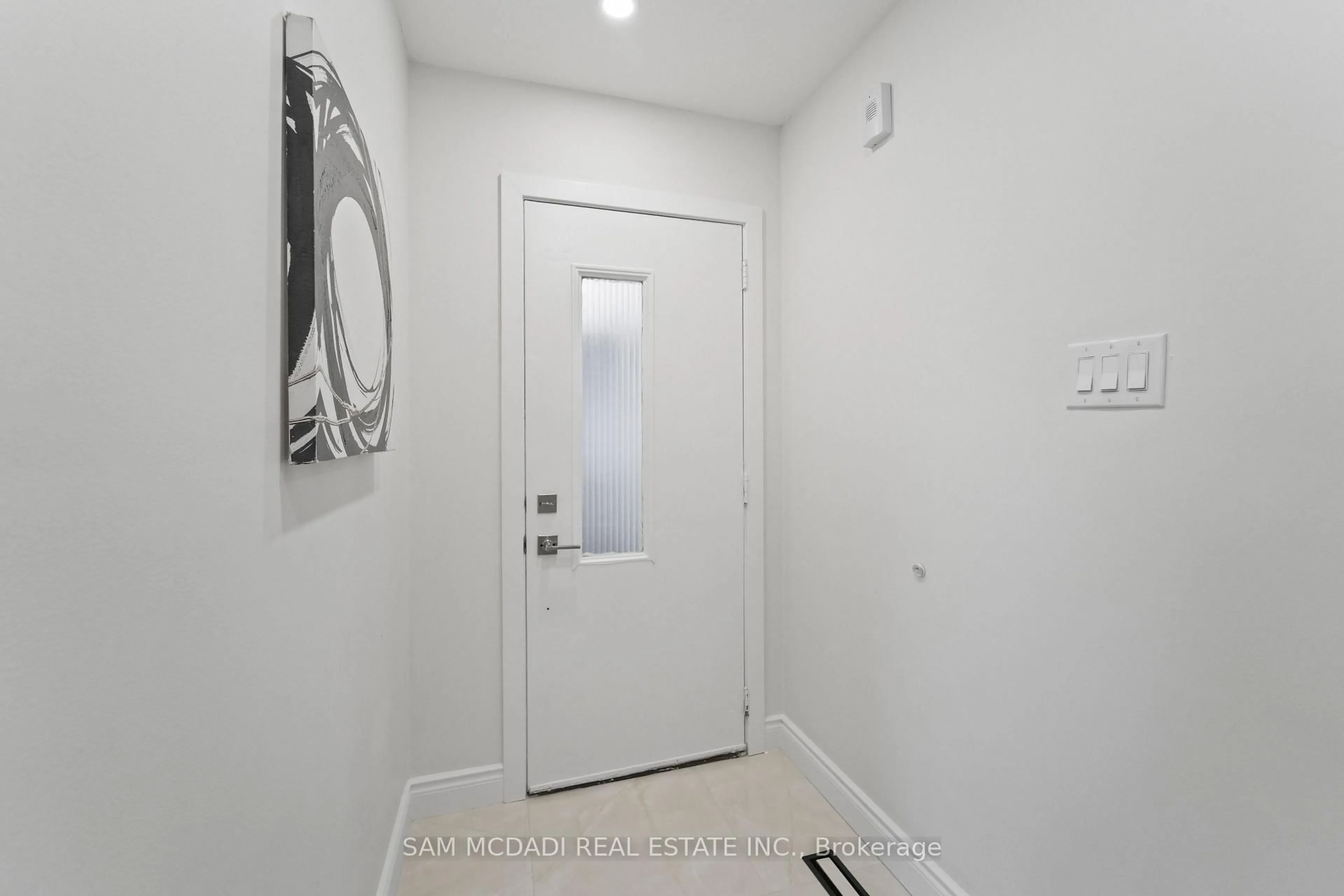 Indoor entryway for 19 Shalom Cres, Toronto Ontario M9V 4J3