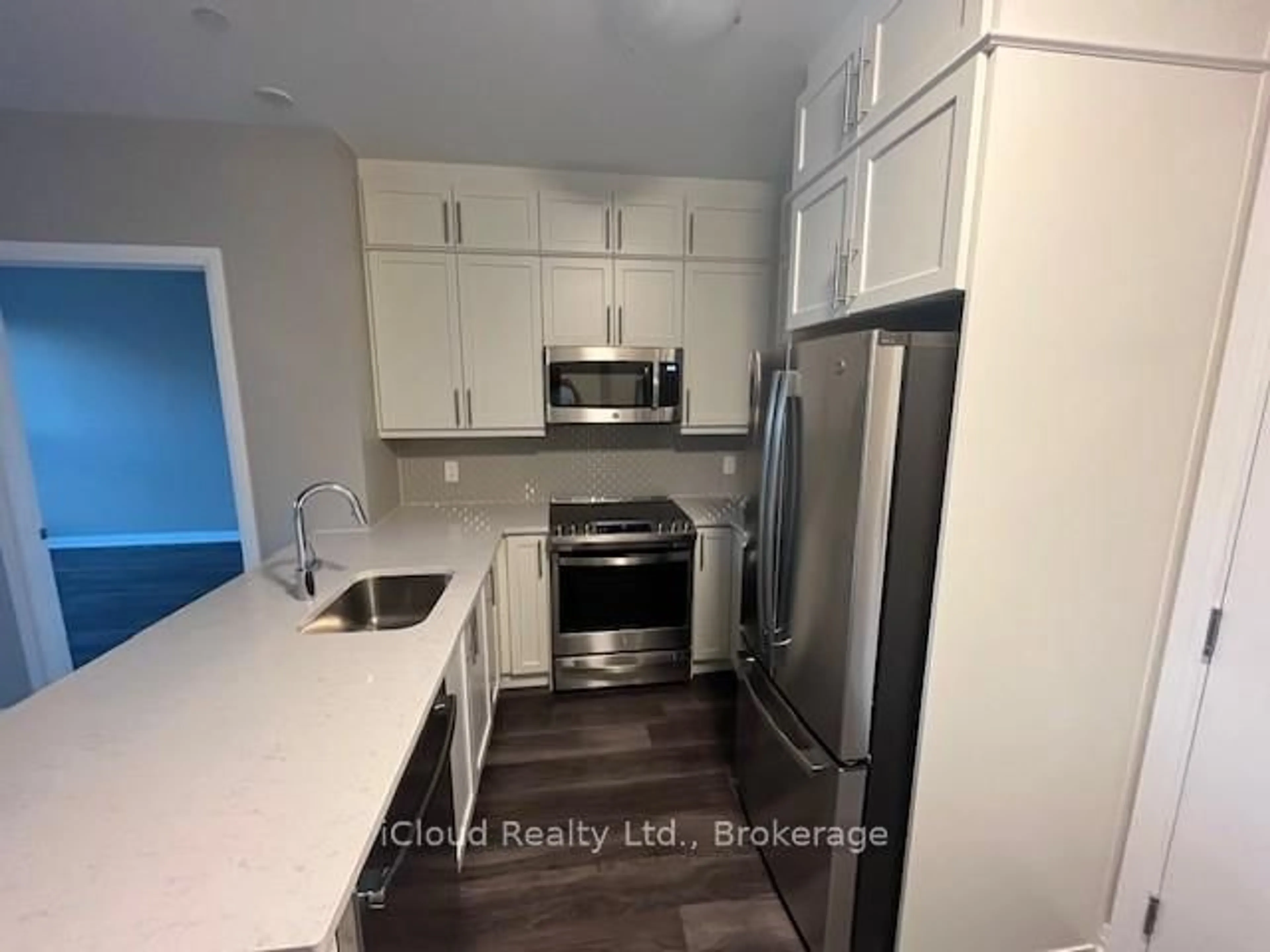 Standard kitchen, unknown for 95 Dundas St #325, Oakville Ontario L6M 5N4
