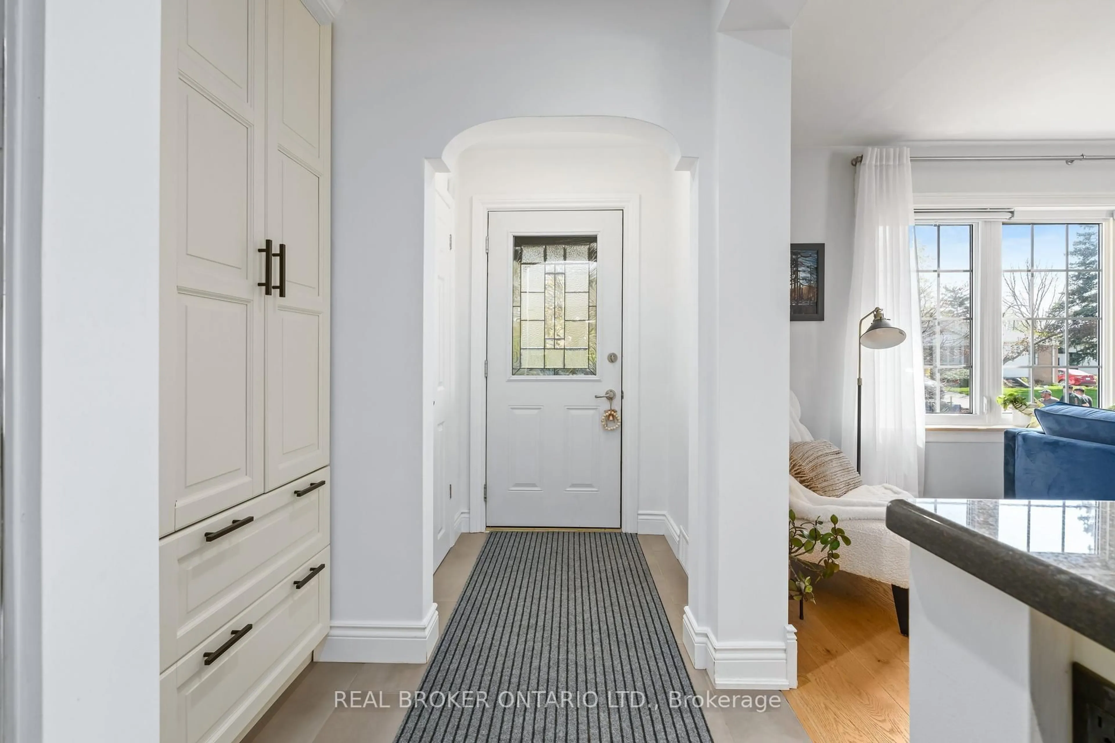 Indoor entryway for 15 Byron St, Halton Hills Ontario L7G 3W6