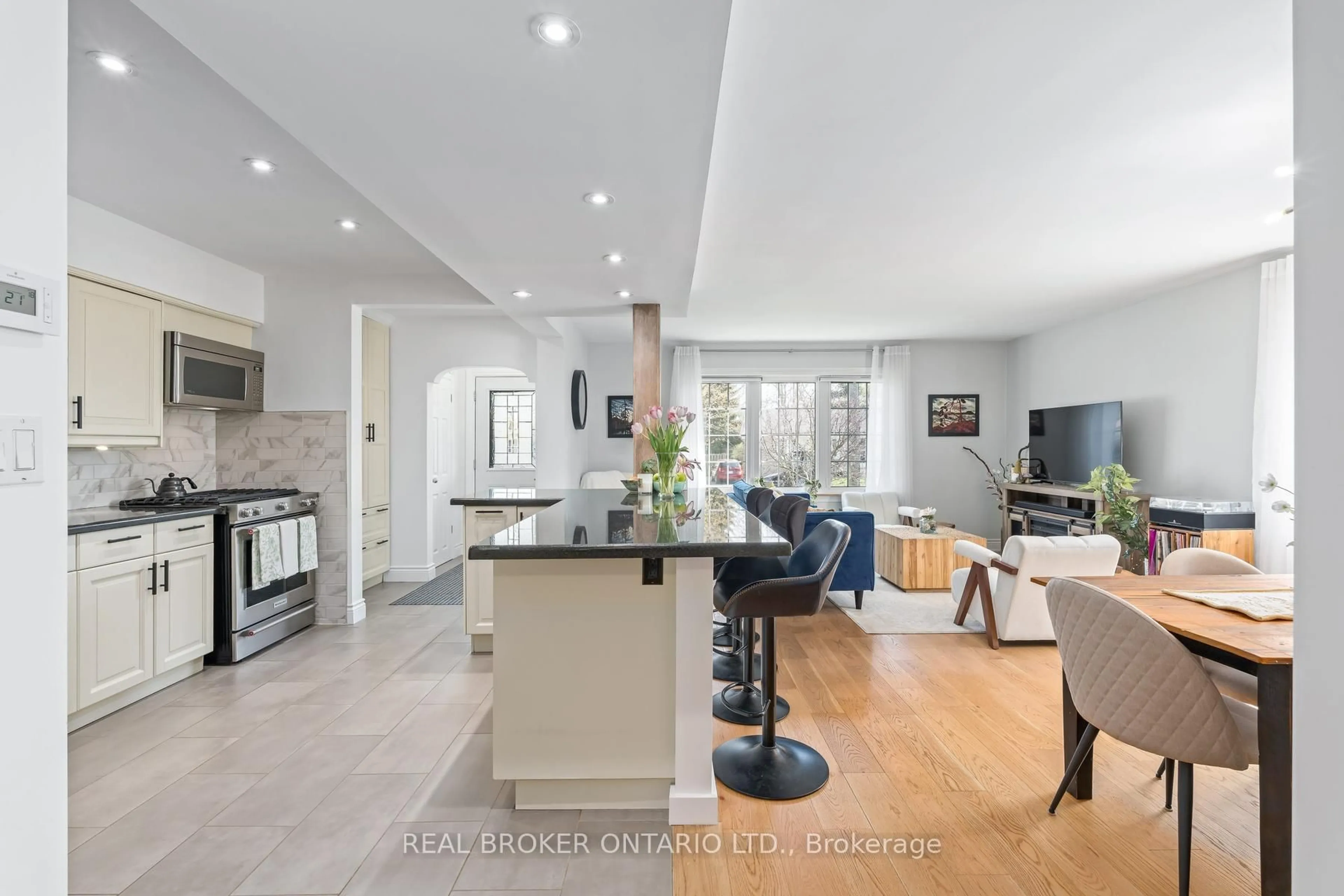 Open concept kitchen, ceramic/tile floor for 15 Byron St, Halton Hills Ontario L7G 3W6