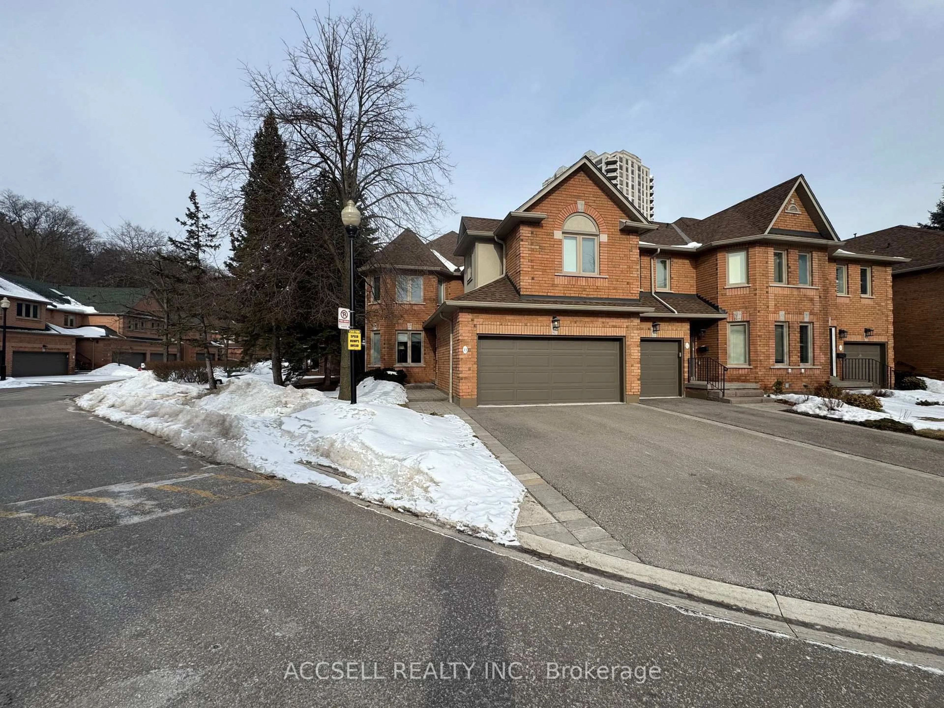 A pic from outside/outdoor area/front of a property/back of a property/a pic from drone, street for 1905 Broad Hollow Gate #13, Mississauga Ontario L5L 3T4