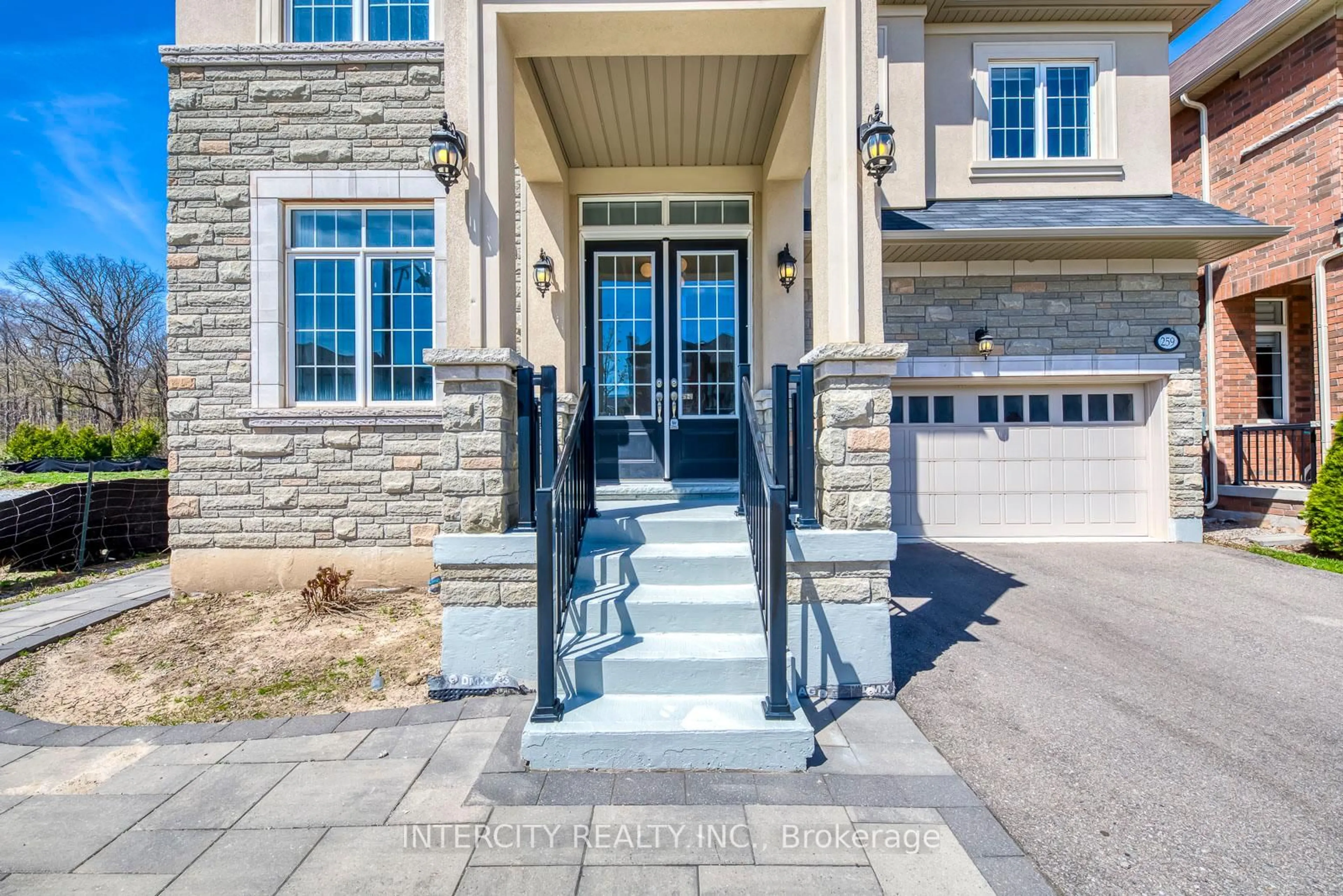 Indoor entryway for 259 Polly Dr, Oakville Ontario L6M 0X3
