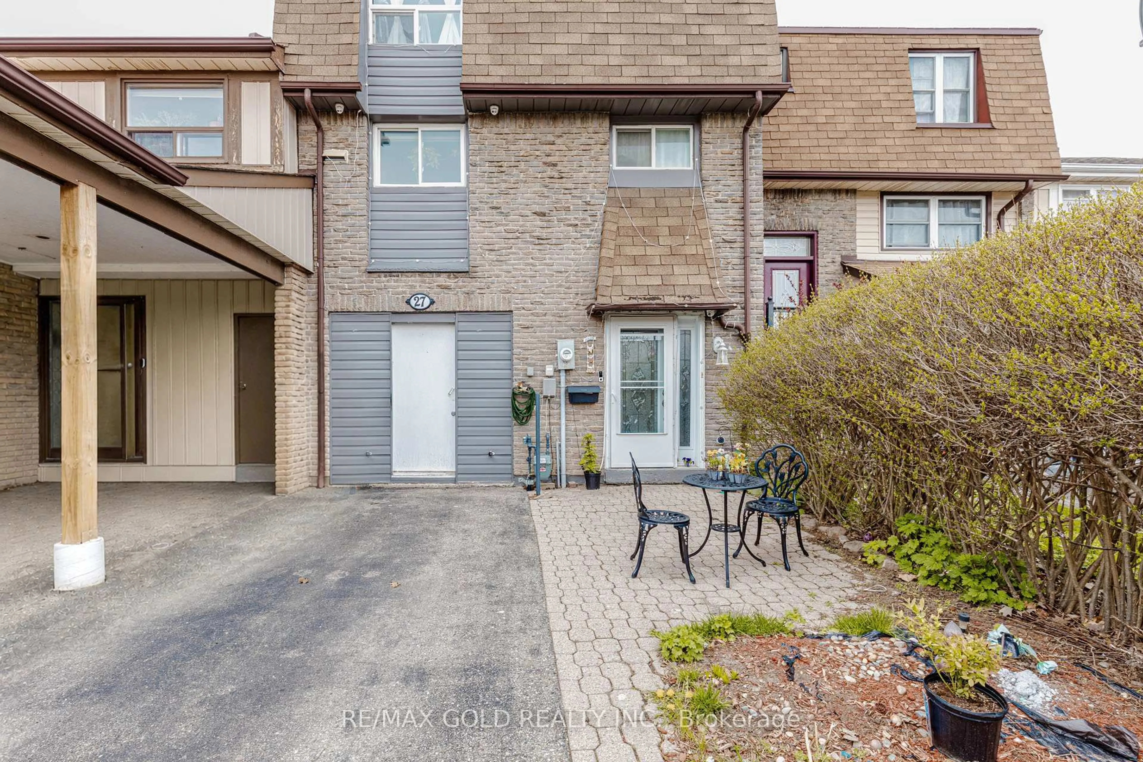 Patio, street for 27 Fanshawe Dr, Brampton Ontario L6Z 1A7