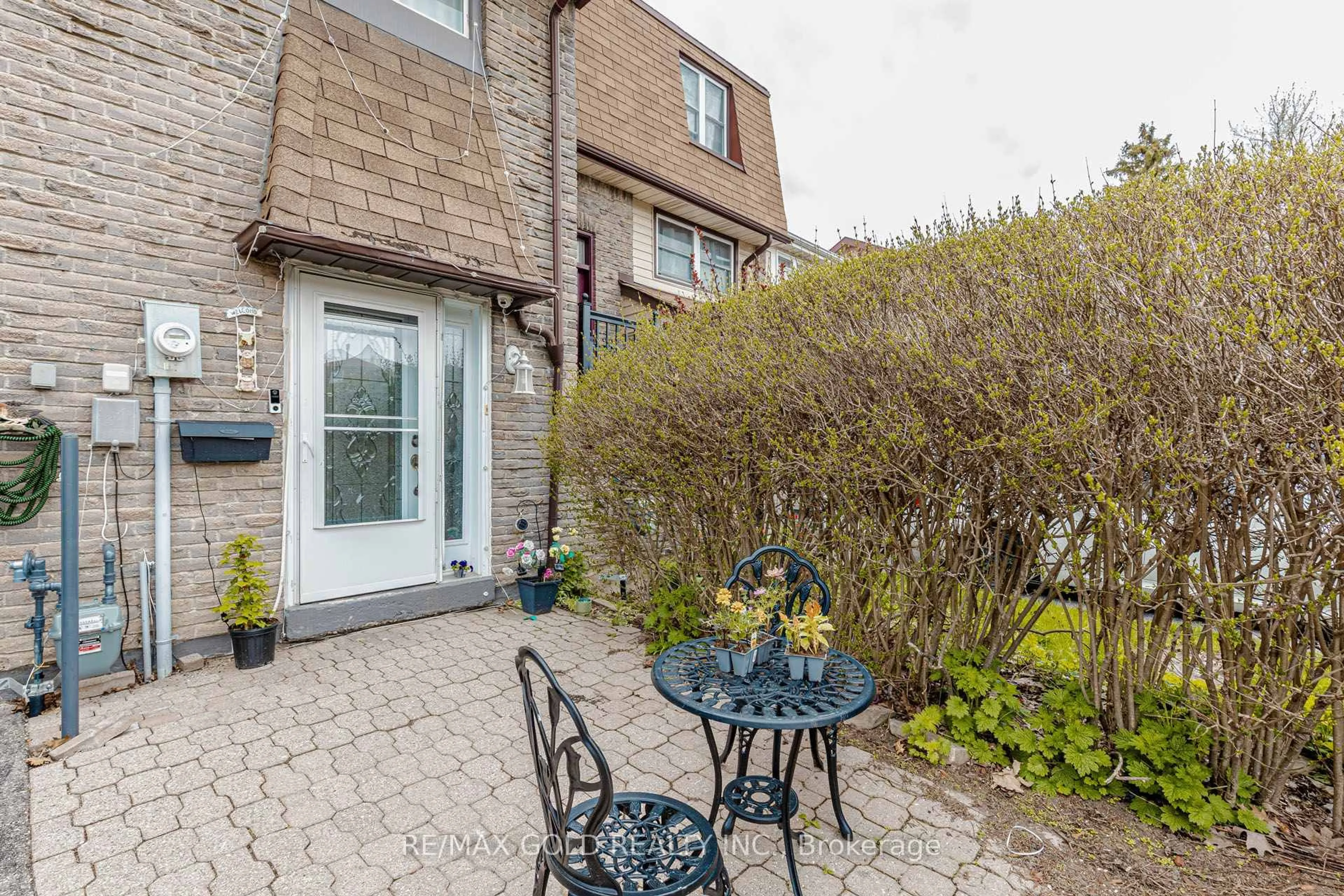 Patio, street for 27 Fanshawe Dr, Brampton Ontario L6Z 1A7