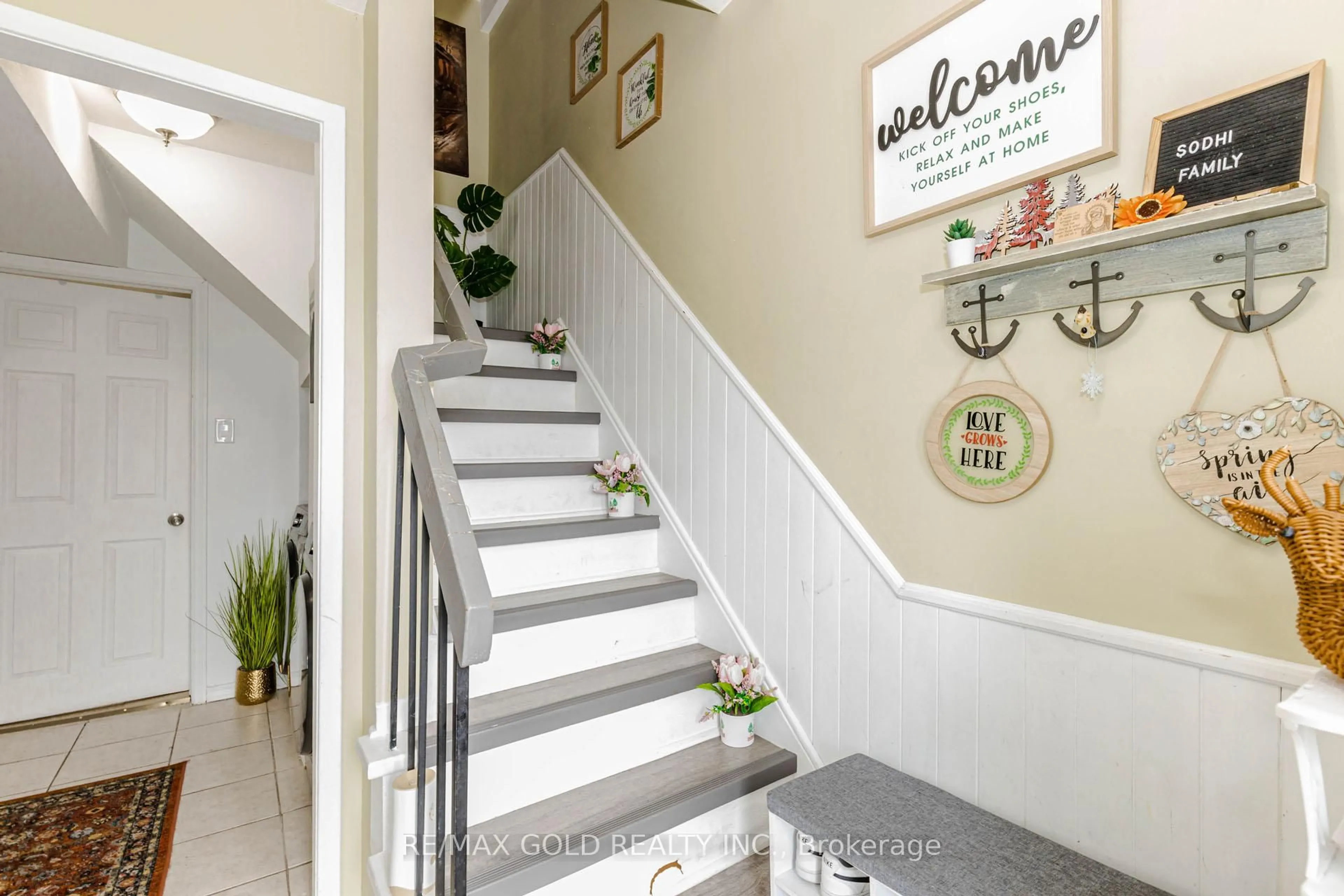 Indoor entryway for 27 Fanshawe Dr, Brampton Ontario L6Z 1A7